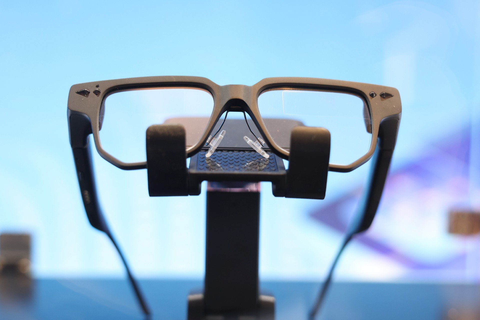 China’s Smart Glasses Are Once Again Going All the Way Off