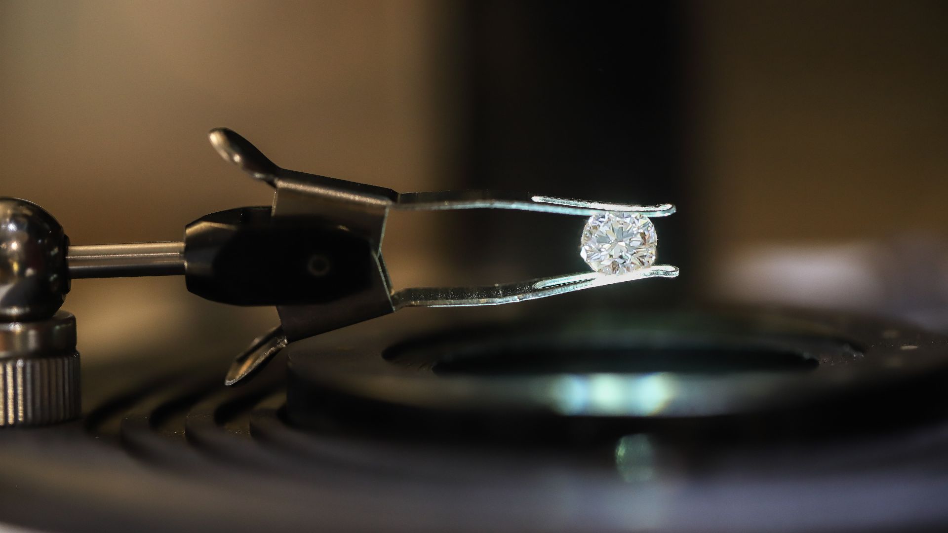 Diamond-based quantum battery resists self-discharge, unlocking longer energy storage