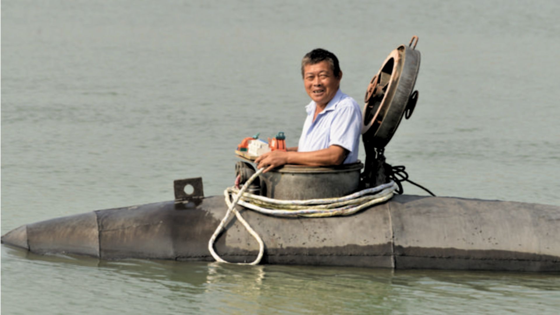Homemade submarine by 60-year-old Chinese farmer successfully dives in river