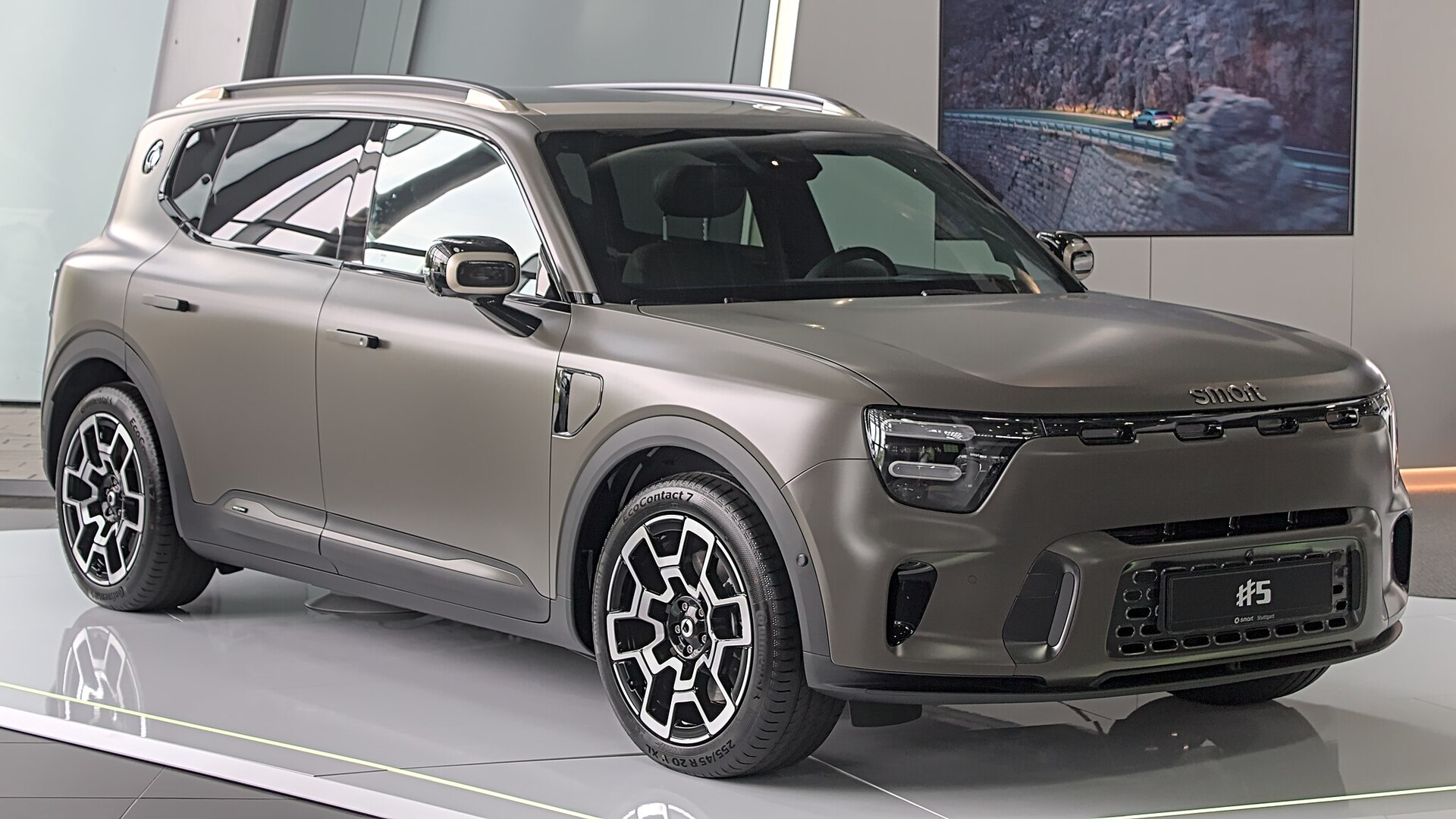 New hybrid EV by China’s Geely, Mercedes offers 1,000-mile range with lithium battery