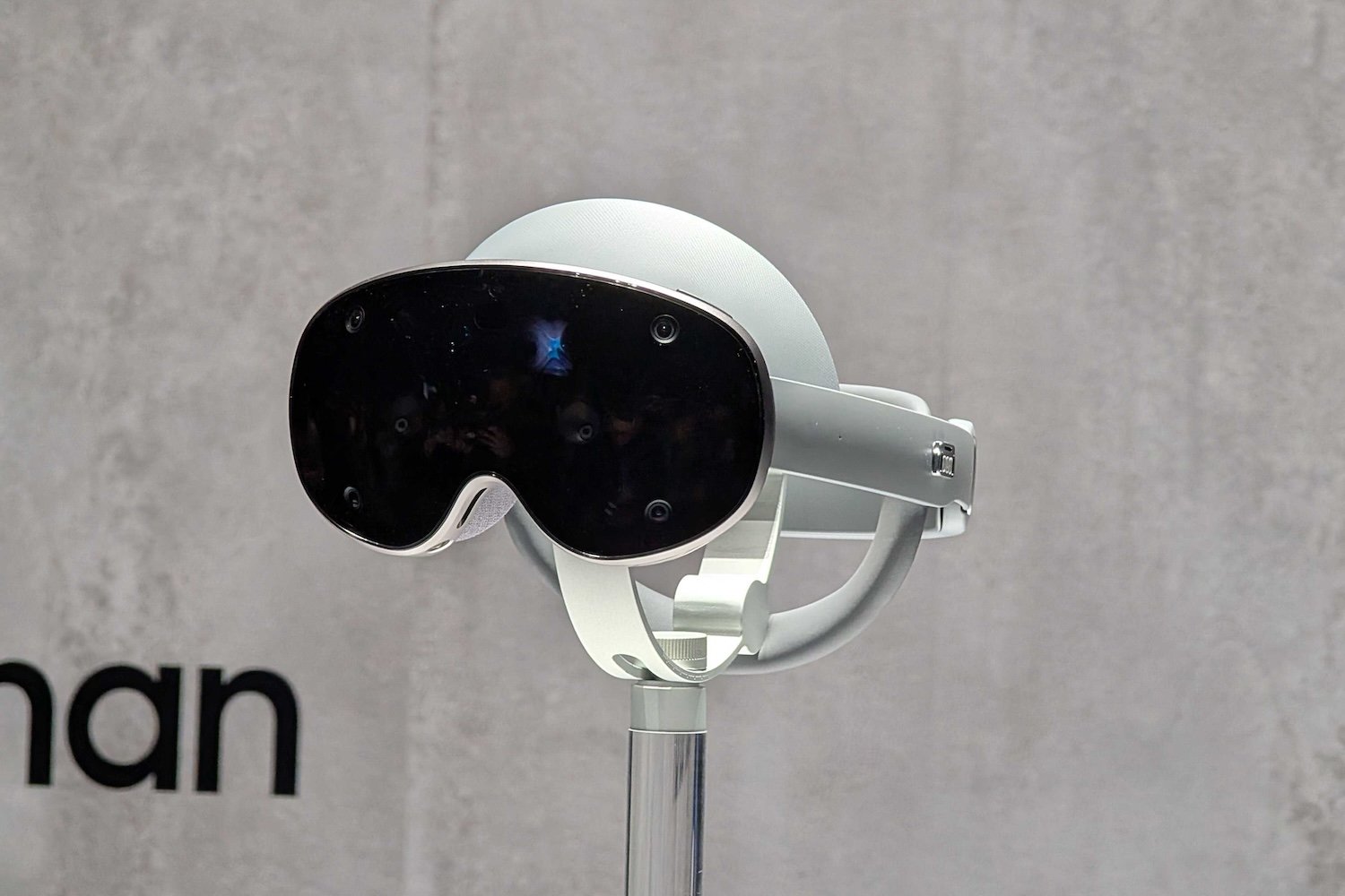 Samsung Will Finally Stop Screwing Around and Release Its Vision Pro Killer