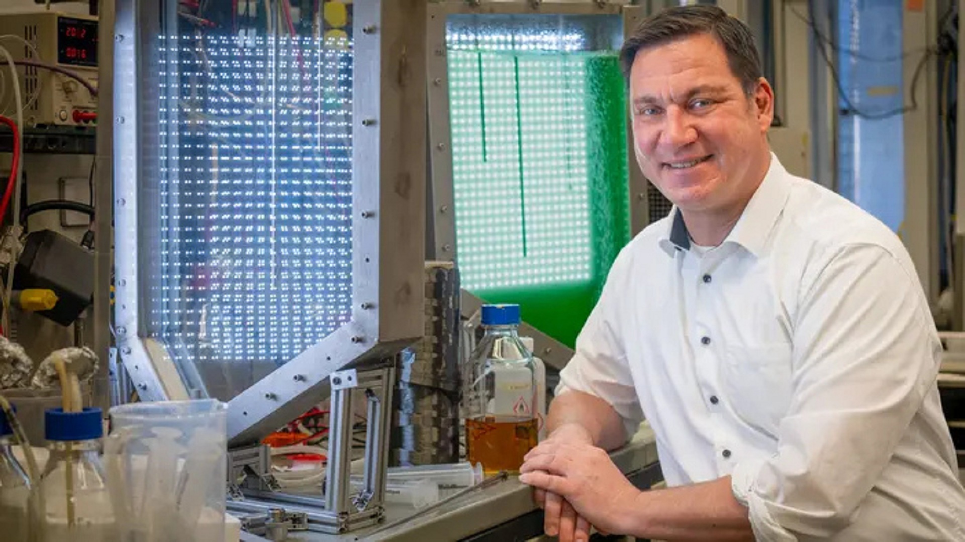 Scientists grow aircraft-grade carbon fiber from algae in breakthrough green tech trial