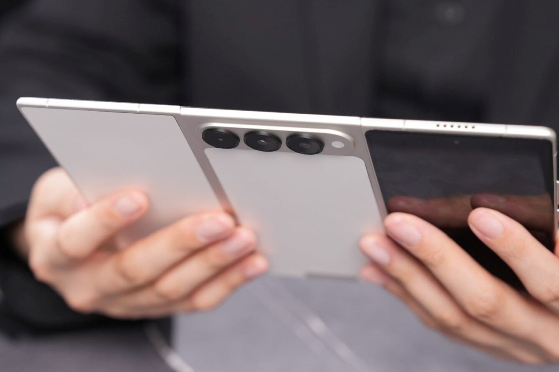 This ‘G’ Tri-Fold Phone Bends in Ways That Make Me Uncomfortable
