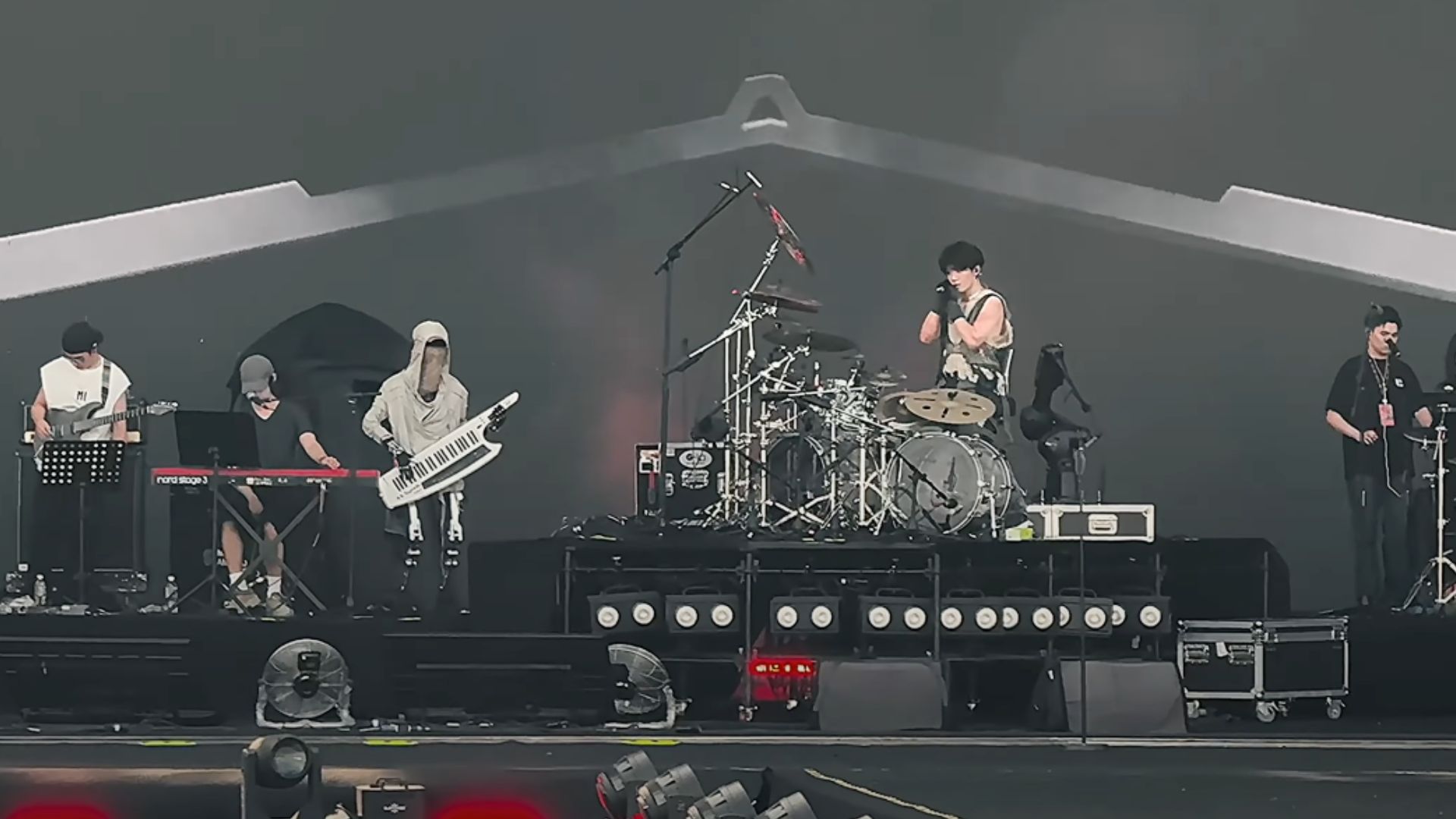 Video: Rockstar humanoid robot stuns crowd with precise, fluid keytar performance