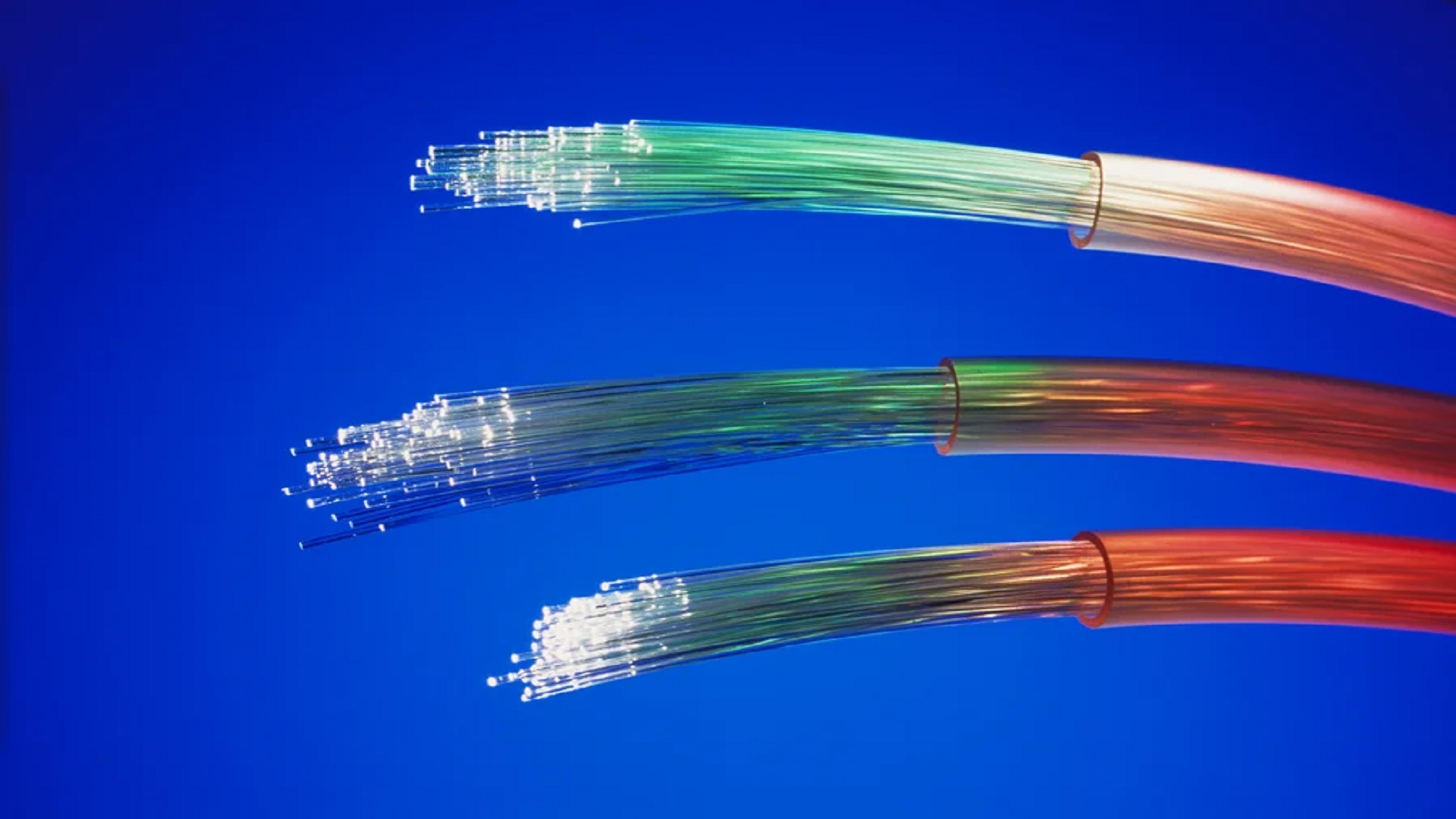 New hollow glass fiber design carries internet in air with 1,000x transmission power