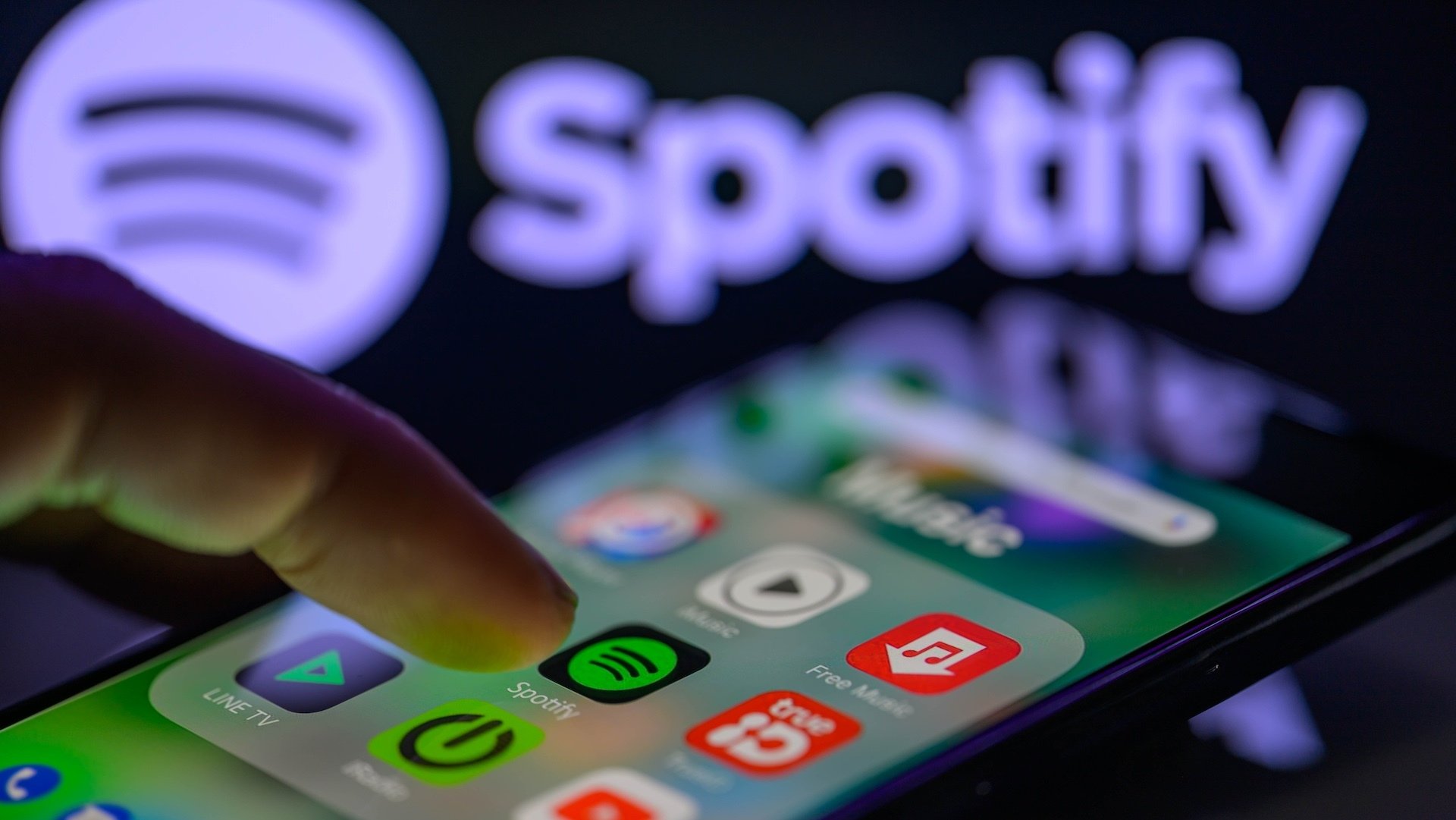 Spotifys free users can now search and play songs with ease