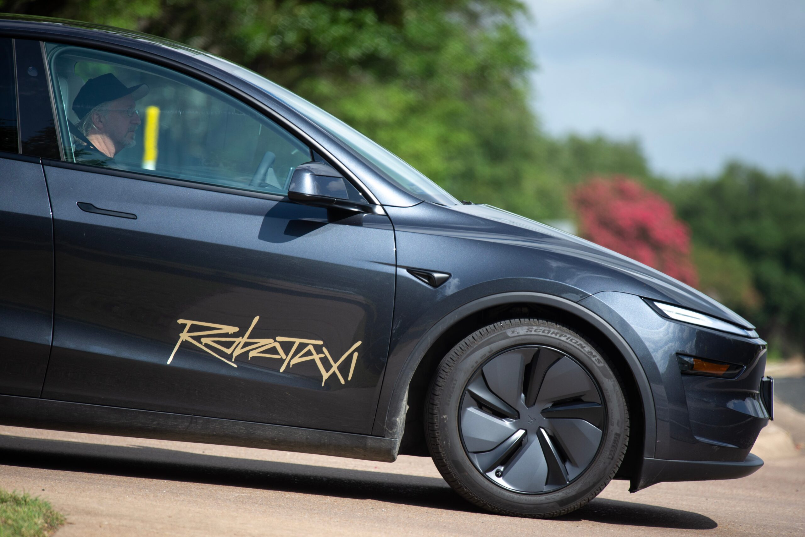 Tesla now puts their robotaxi safety monitors in the drivers seat