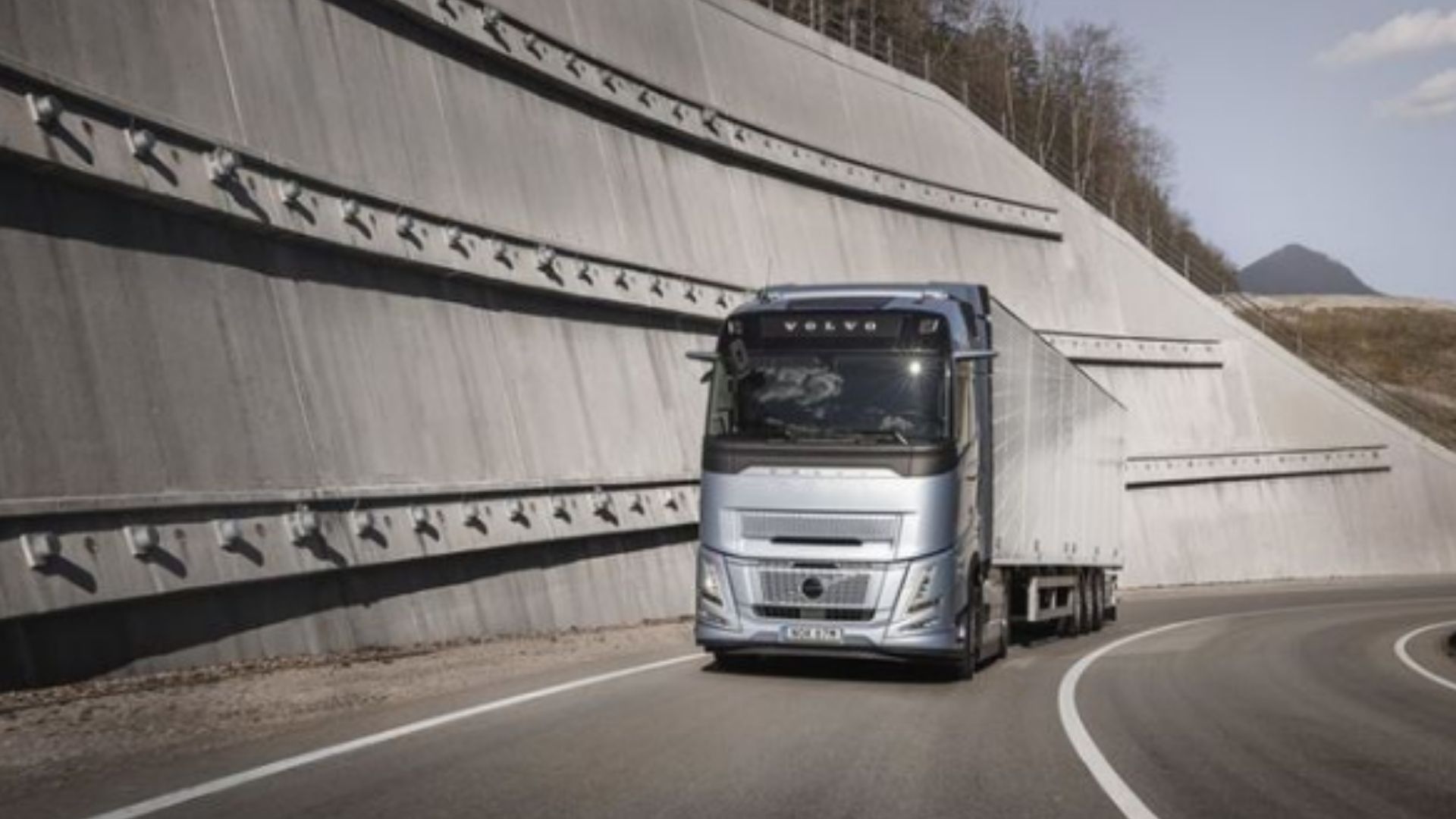 Volvo reveals world’s first stop-start truck engine to cut fuel, CO2 emissions
