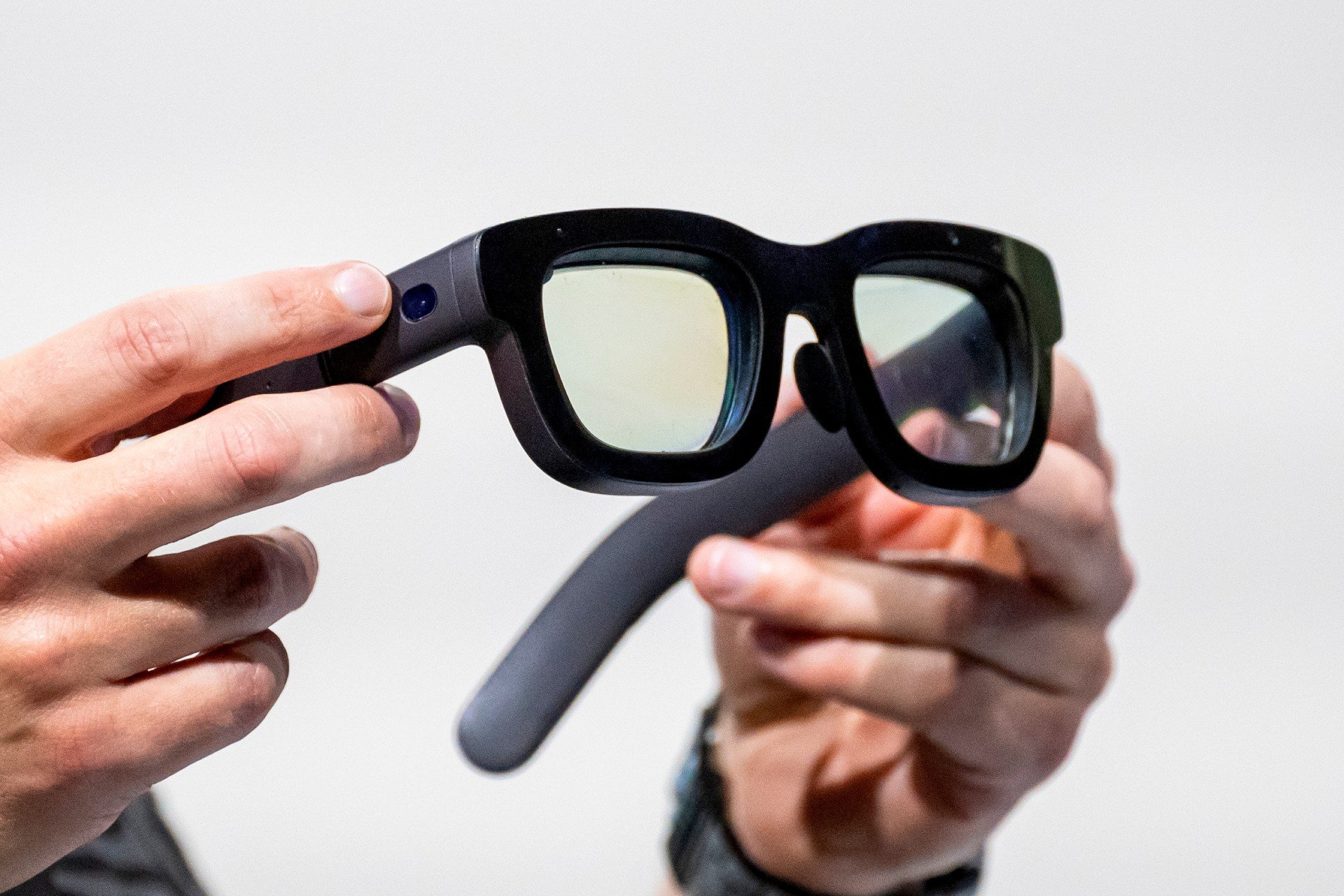 A Quick $60 Dollar Mod Will Let Creeps Evade Meta Ray-Bans’ Privacy Protections