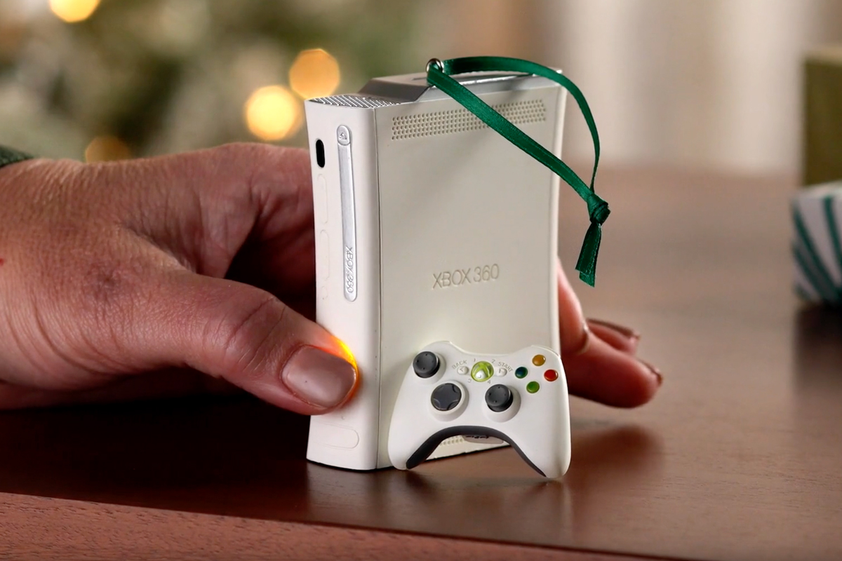 Hallmark’s glowing Xbox 360 ornament plays the Halo theme