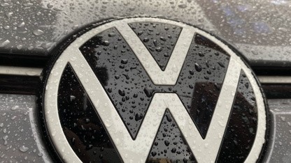 Porsche und Zölle: VW-Gewinn bricht um 58 Prozent ein