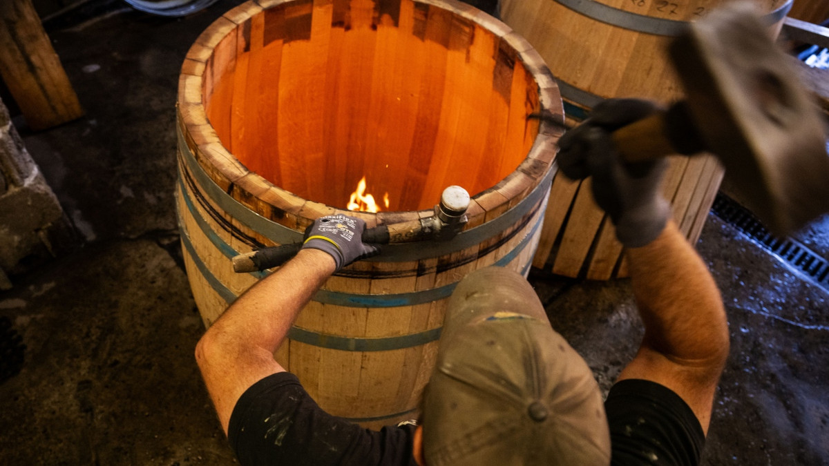 So entsteht ein Weinfass: Kunst im Keller