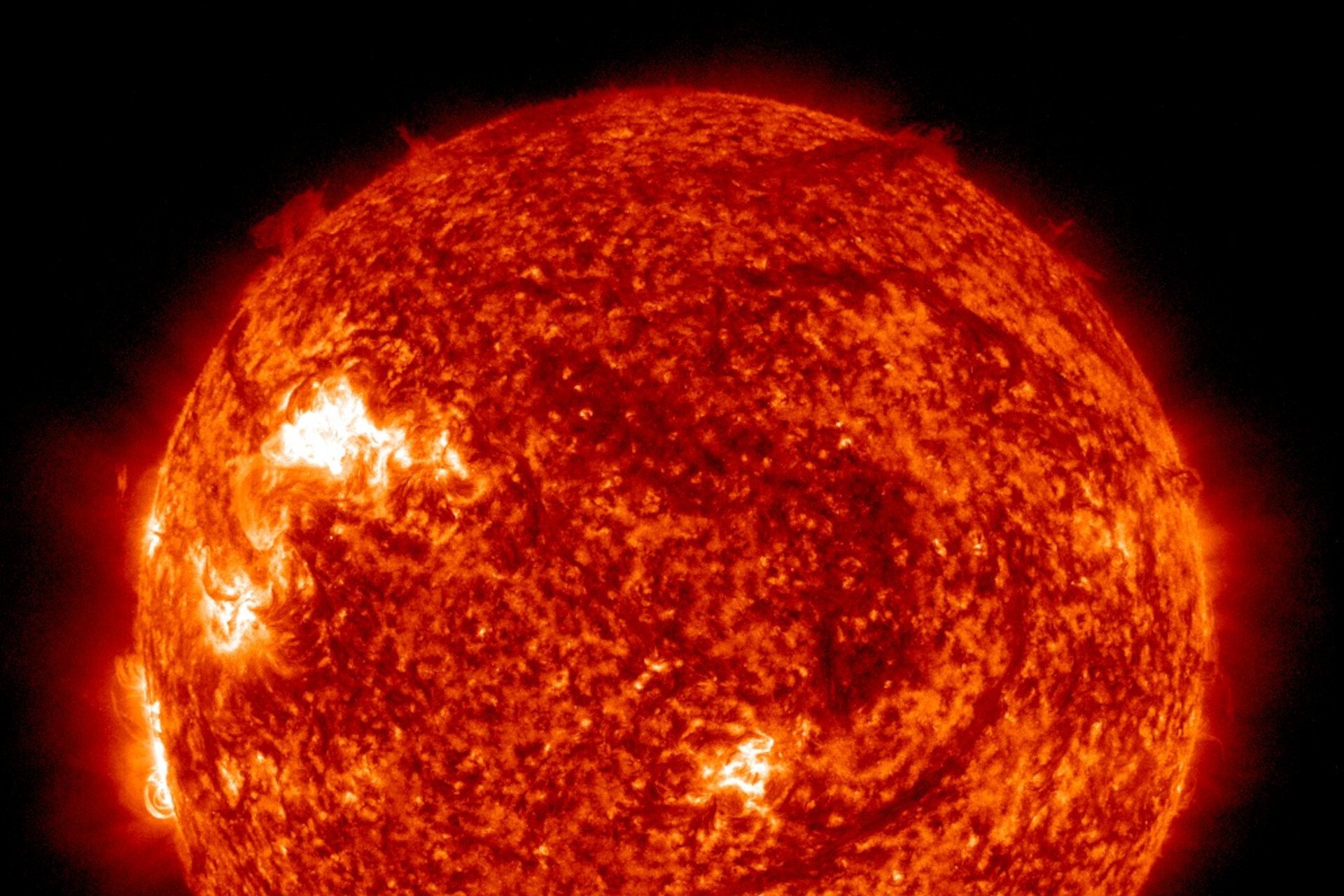 Astronomers Are Tracking a Giant Sunspot Cluster That’s Already Causing Problems
