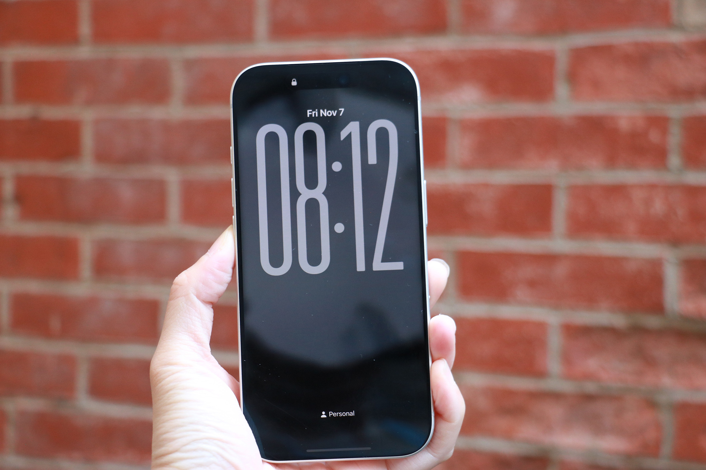 How to stretch the clock on your lock screen in iOS 26