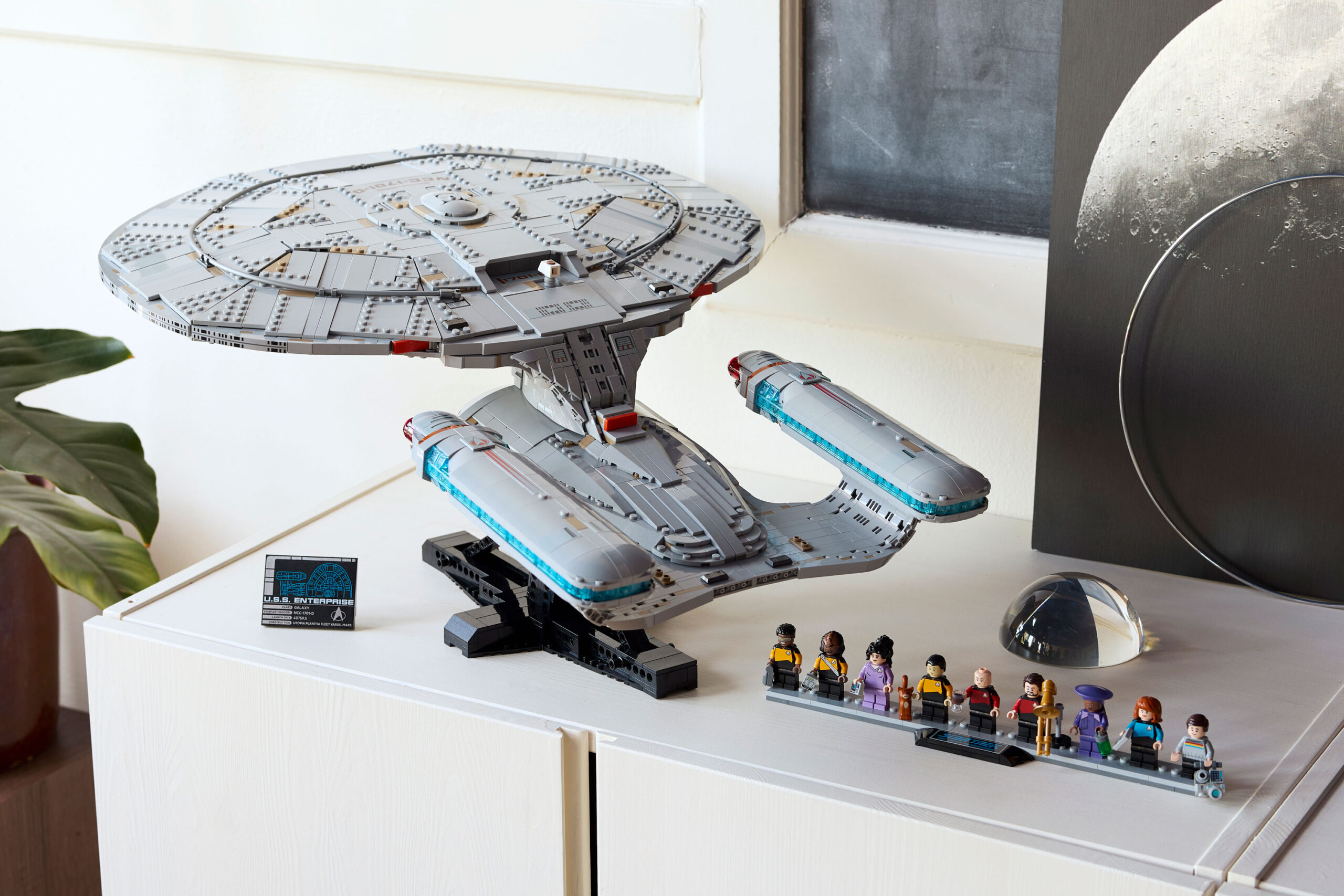 Lego’s first Star Trek set is a $400 Enterprise with Data, Picard, and Worf minifigures