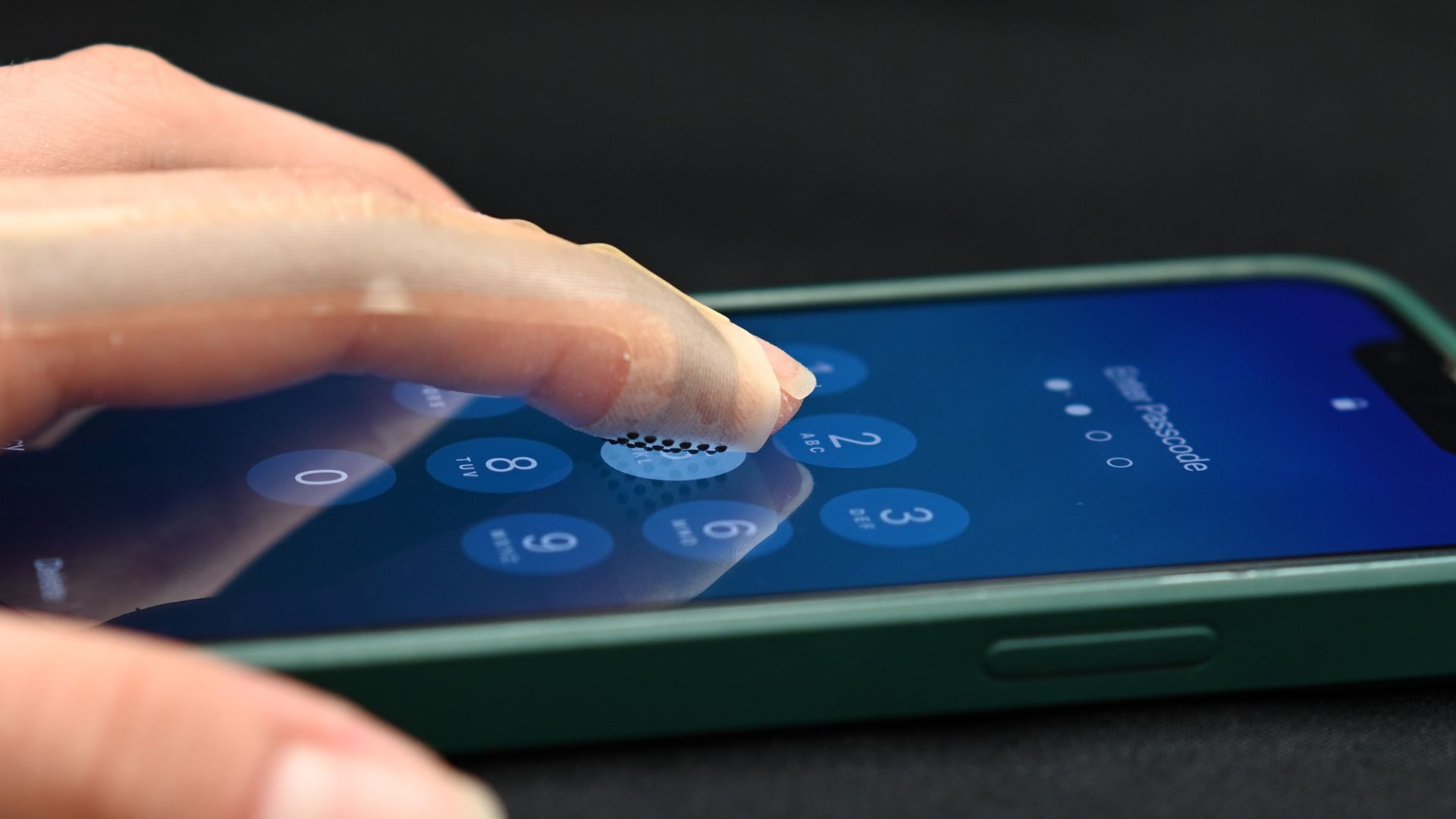 New tactile patch turns flat screens into lifelike textures with human-level accuracy