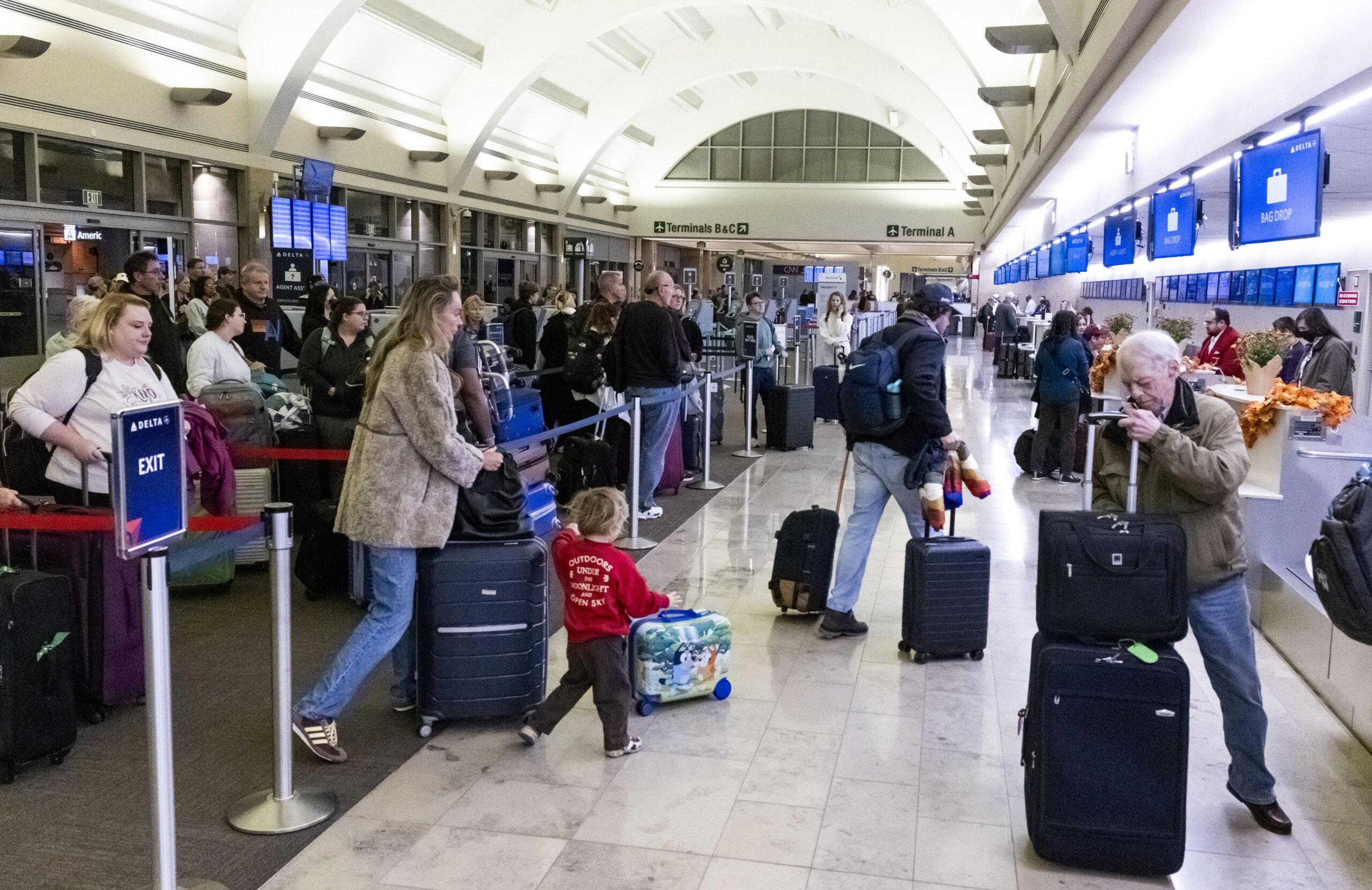 Thanksgiving air travel: Track flight statuses, delays, and cancellation trends online