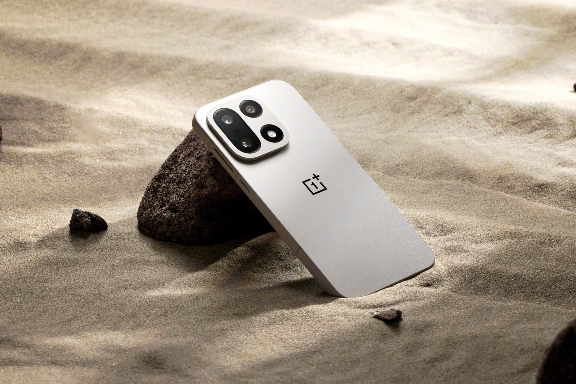 The OnePlus 15 Humiliates iPhone 17 Pro Max With 43% Larger Battery