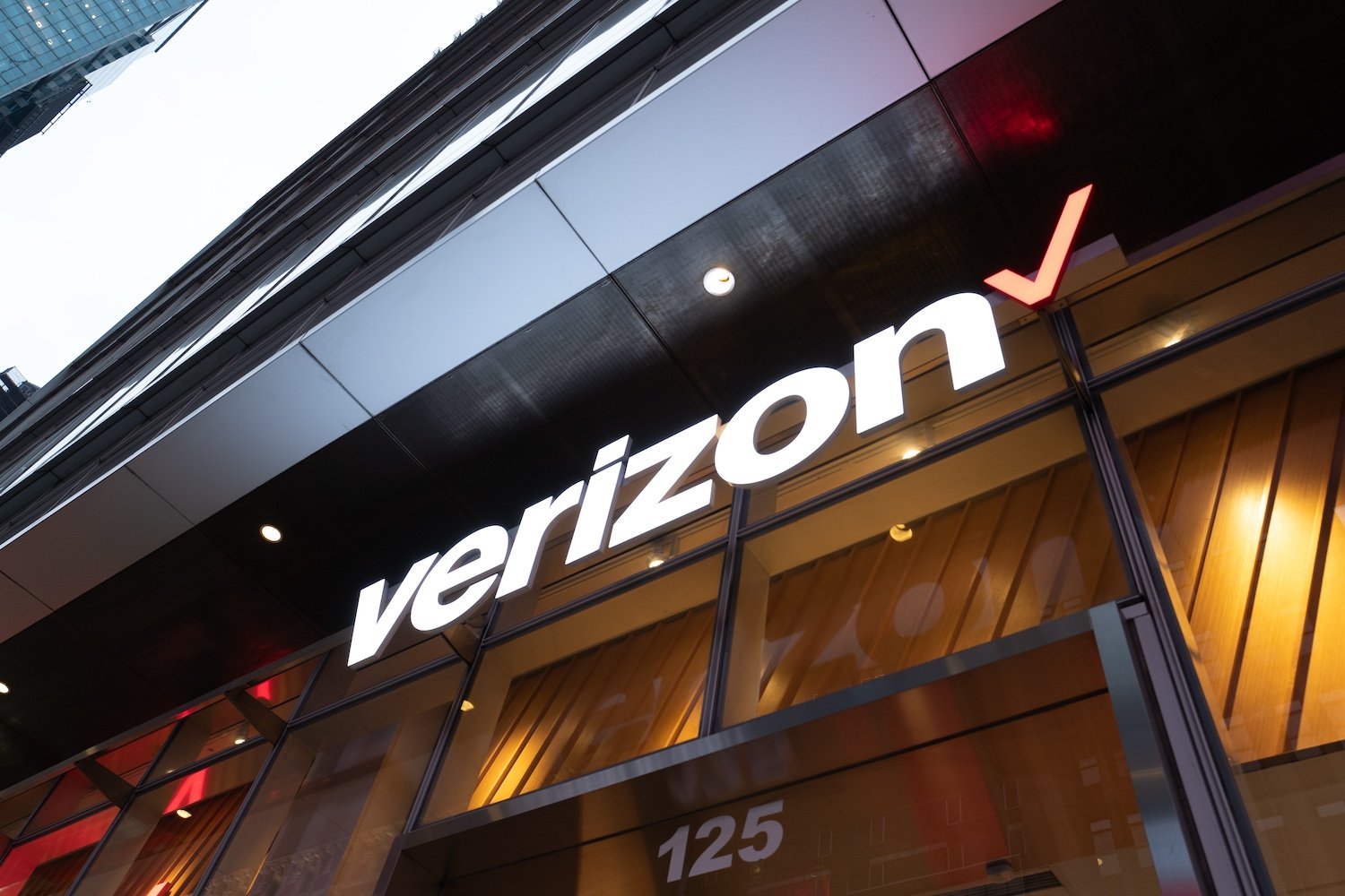 Verizon Begins Laying Off Thousands of Workers