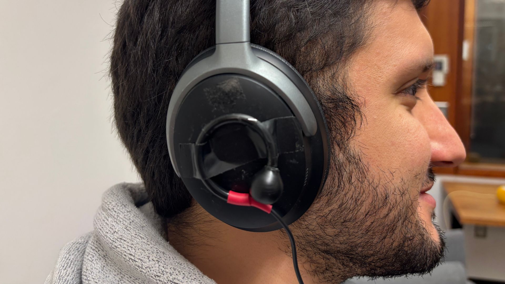 AI-powered ‘conversation isolating’ headphones turn noisy rooms into private chats