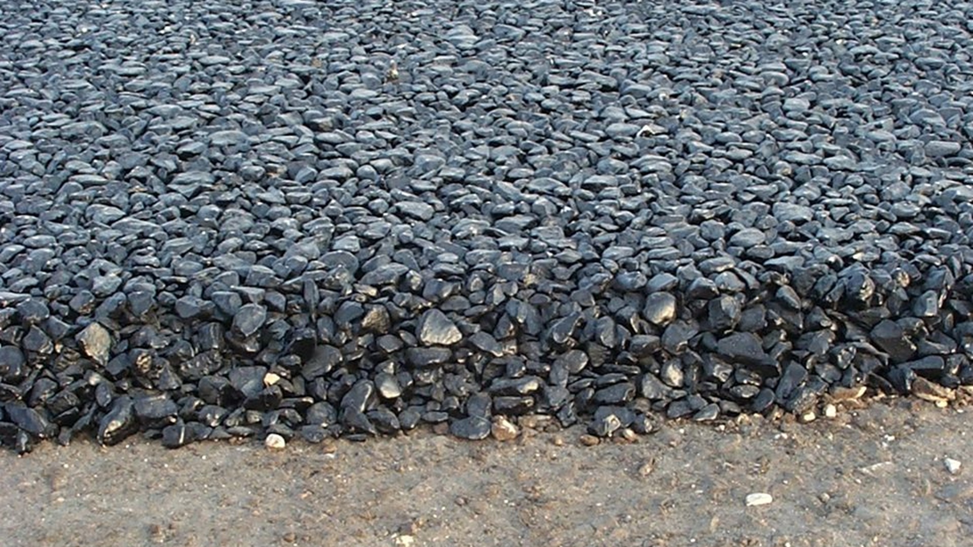 Algae-based asphalt shrugs off freezing temperatures and reduces carbon output
