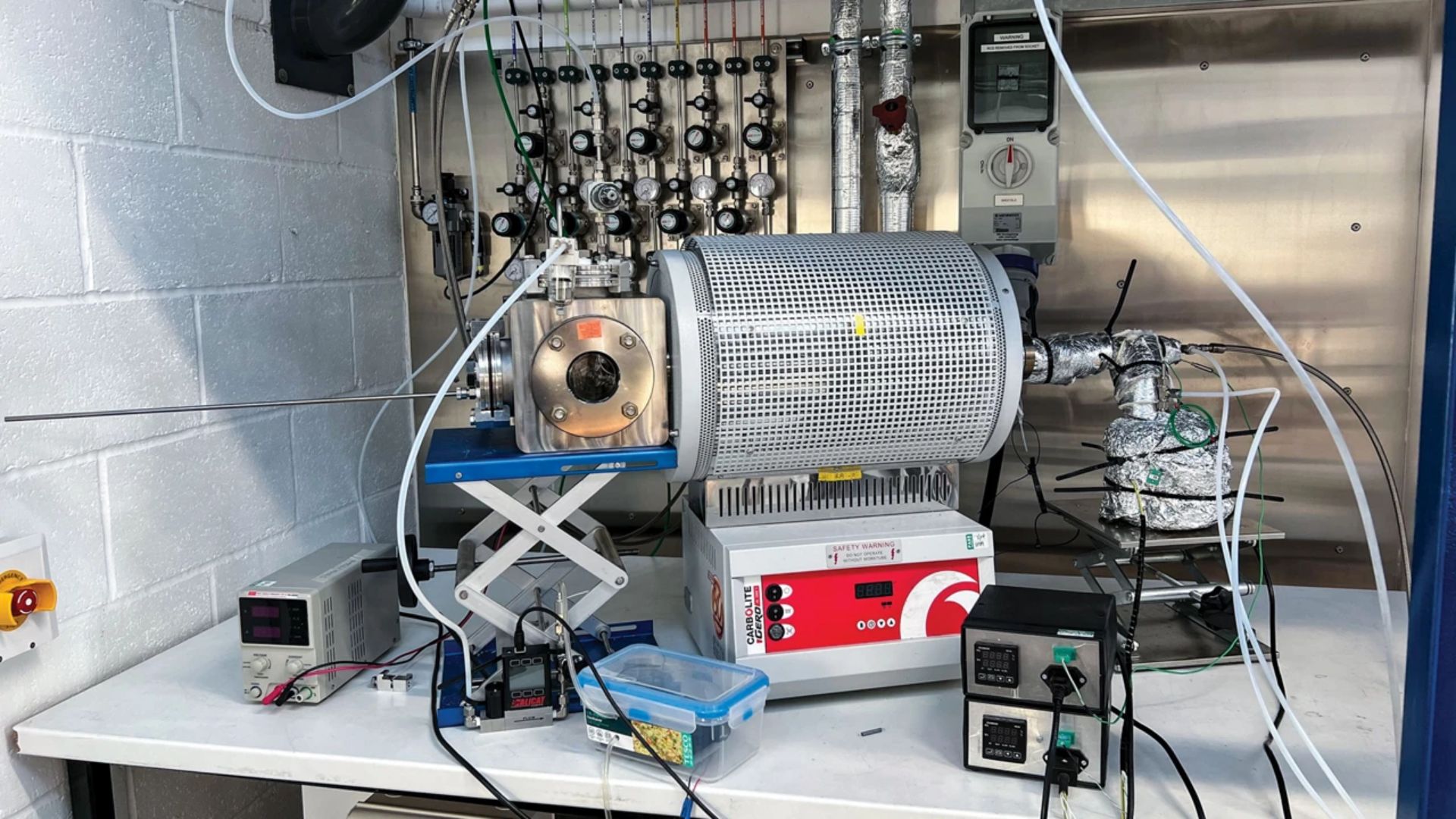 Breakthrough Cambridge reactor recycles 99% of gas to make hydrogen fuel and carbon