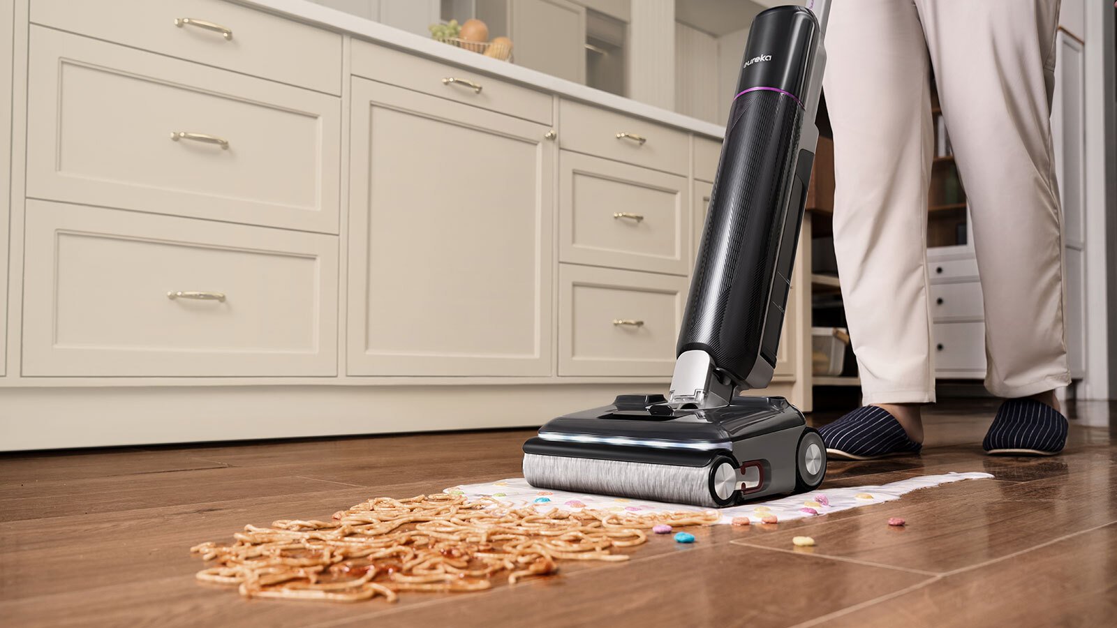 Meet the Eureka Floorshine 880: The self-cleaning, deodourising hero every house needs