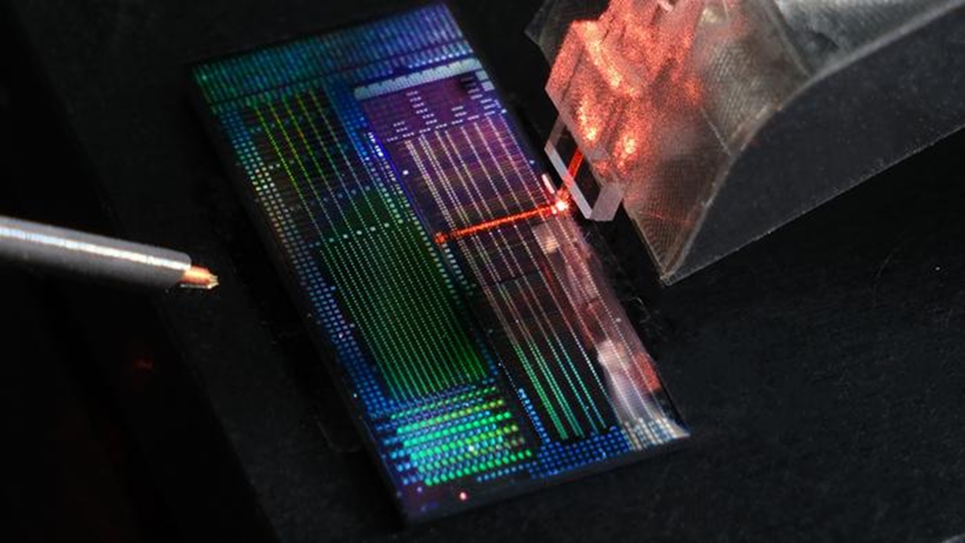 Optical chip smaller than a hair uses 80× less power to help scale quantum computers