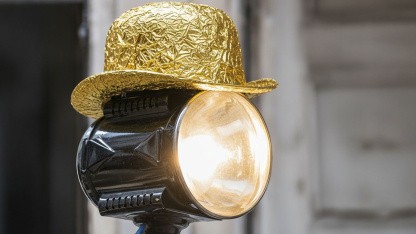 Podcast Besser Wissen: Giulia Silberberger und der goldene Aluhut