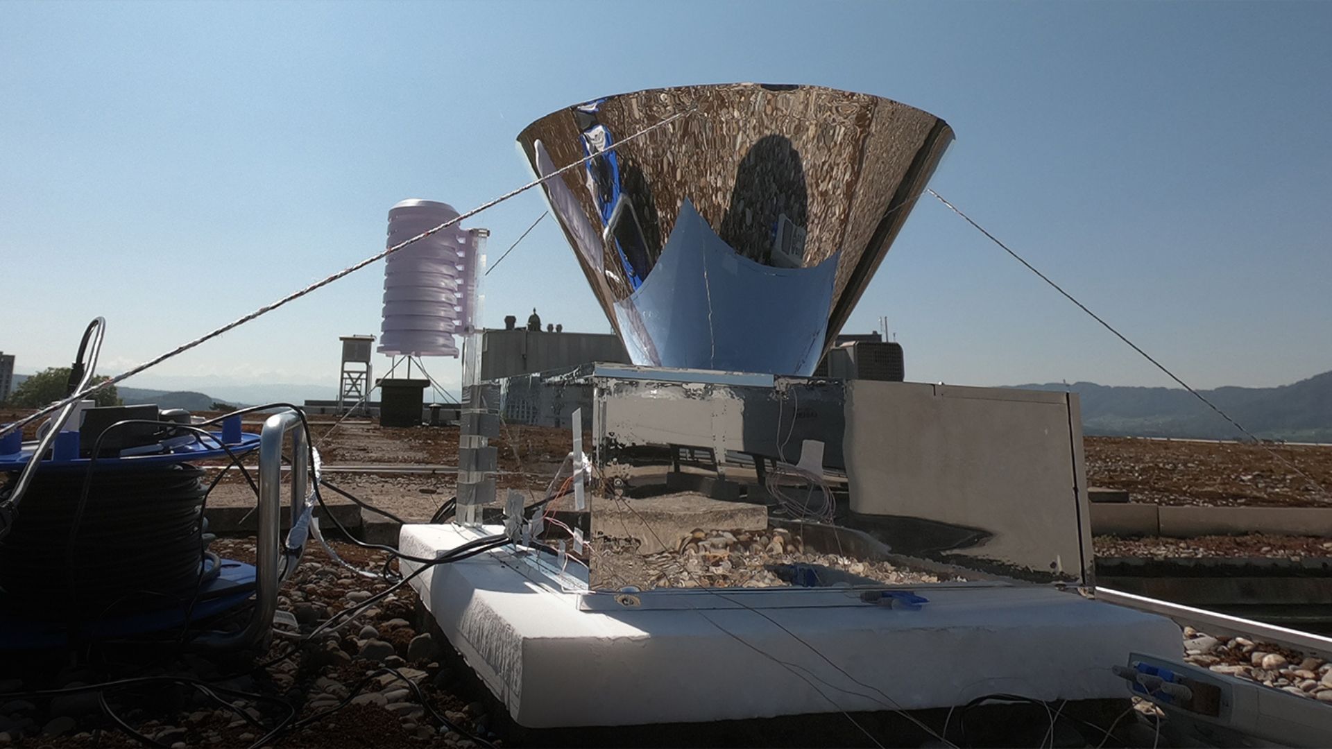 Rain-powered generator makes 60-volt signals for smart drainage without batteries