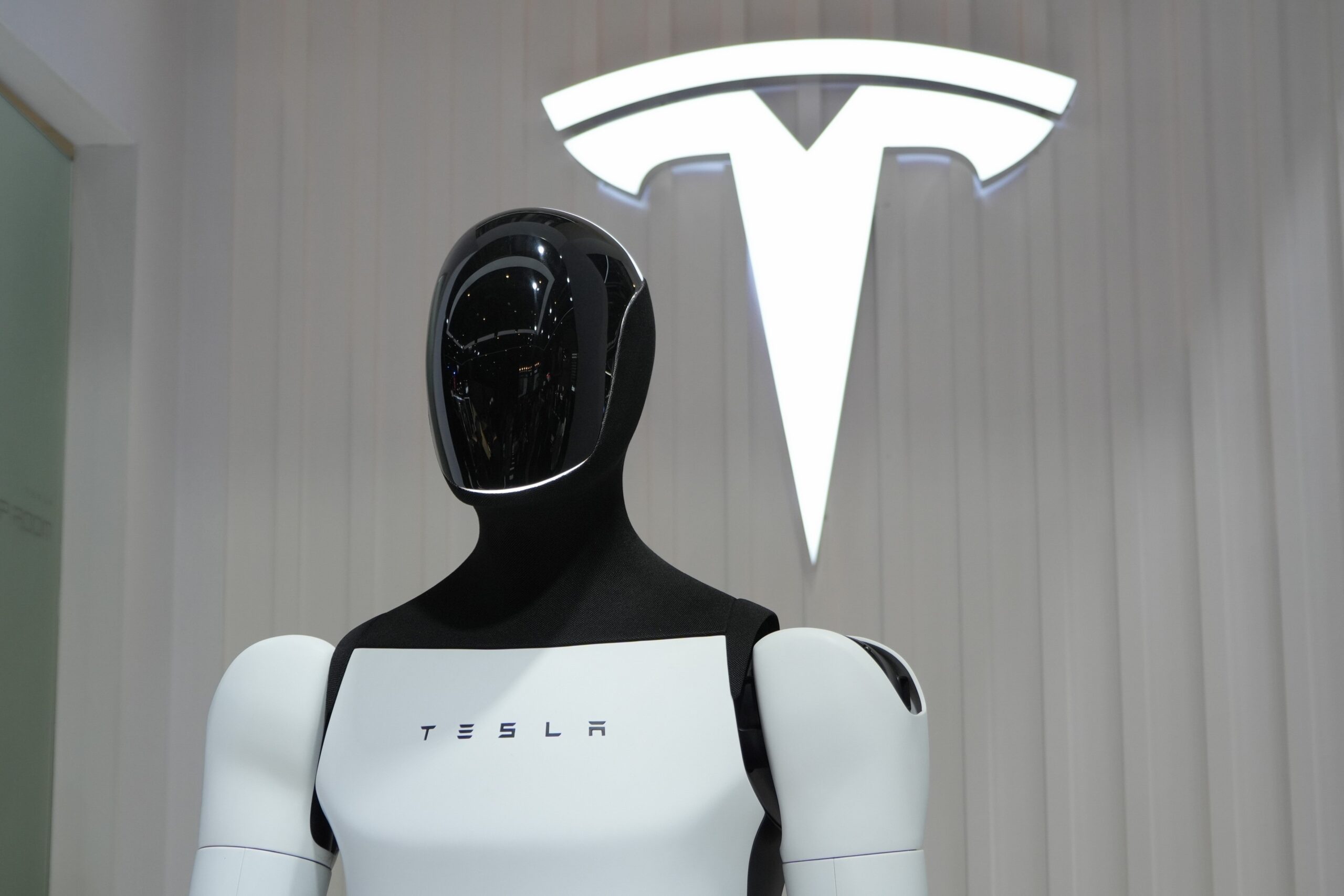 Tesla Optimus robot falls over, goes viral