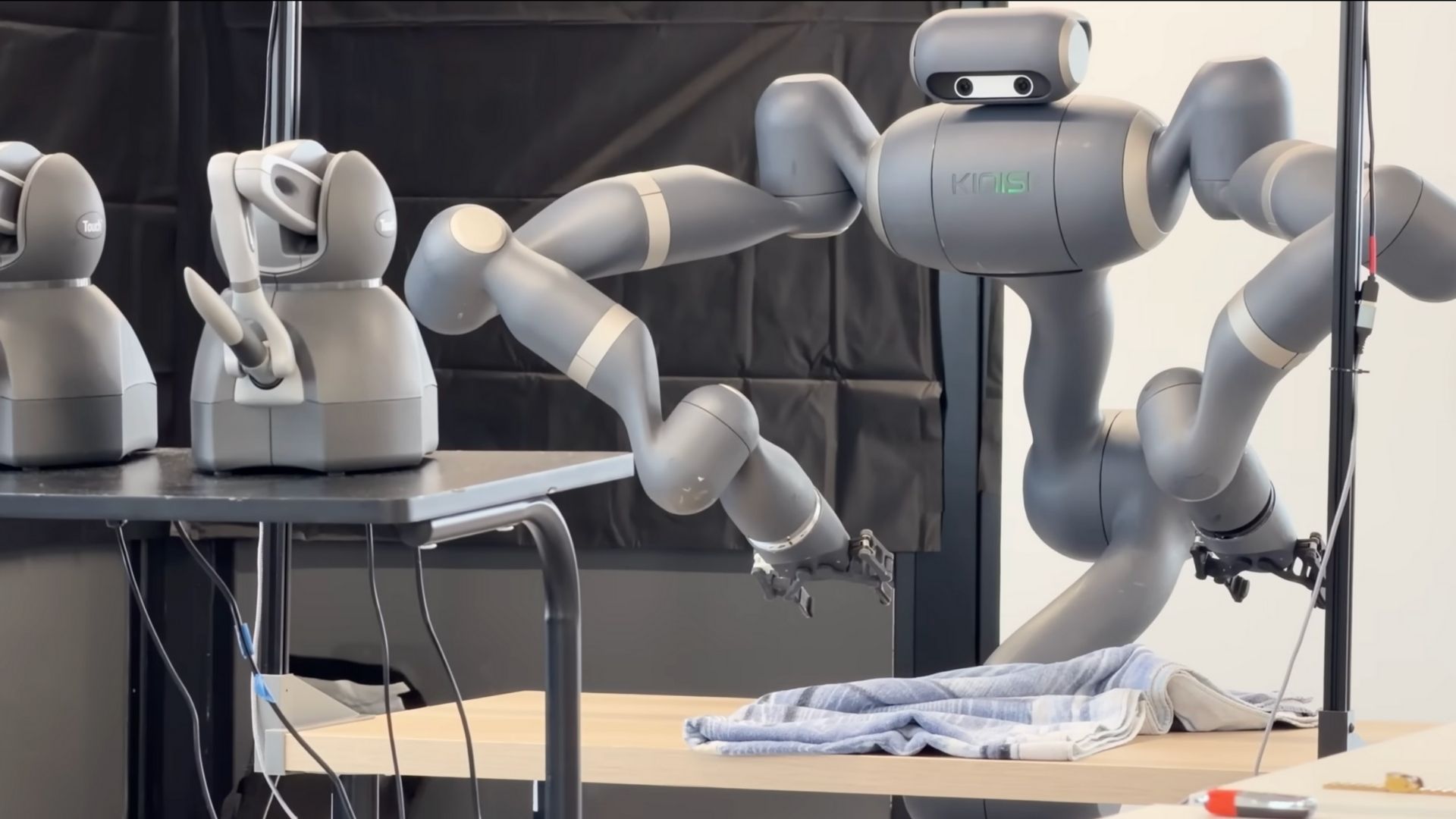 Video: Muscular humanoid robot folds towel autonomously after watching human