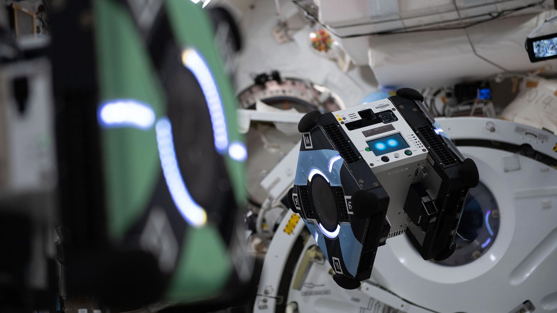 Video: NASA’s cute cube robot flies autonomously for first time on space station