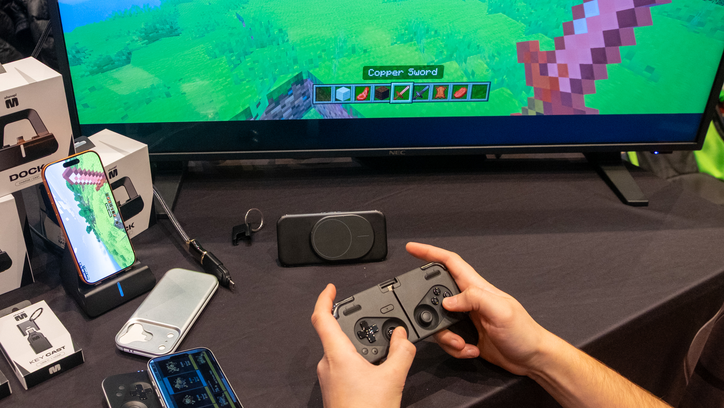 Another look at OhSnap’s MCON, a magnetic game controller for your phone