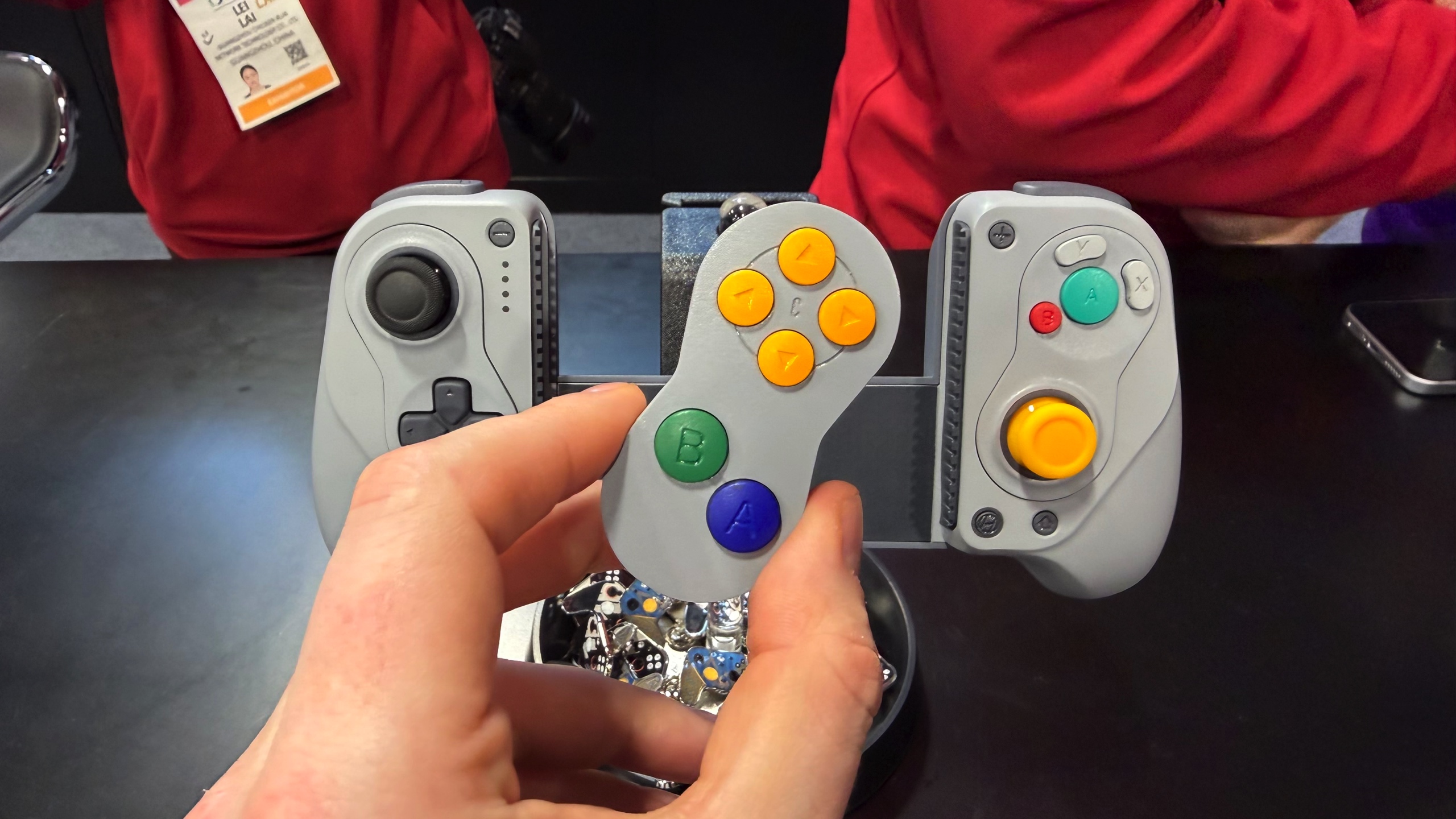 CES 2026: Hyperkin and Gamesir made a modular game controller for your smartphone, tablet and even your Switch