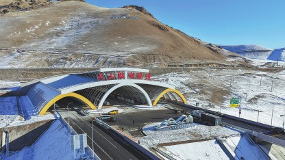 China: Weltweit längster Autobahntunnel nimmt den Betrieb auf