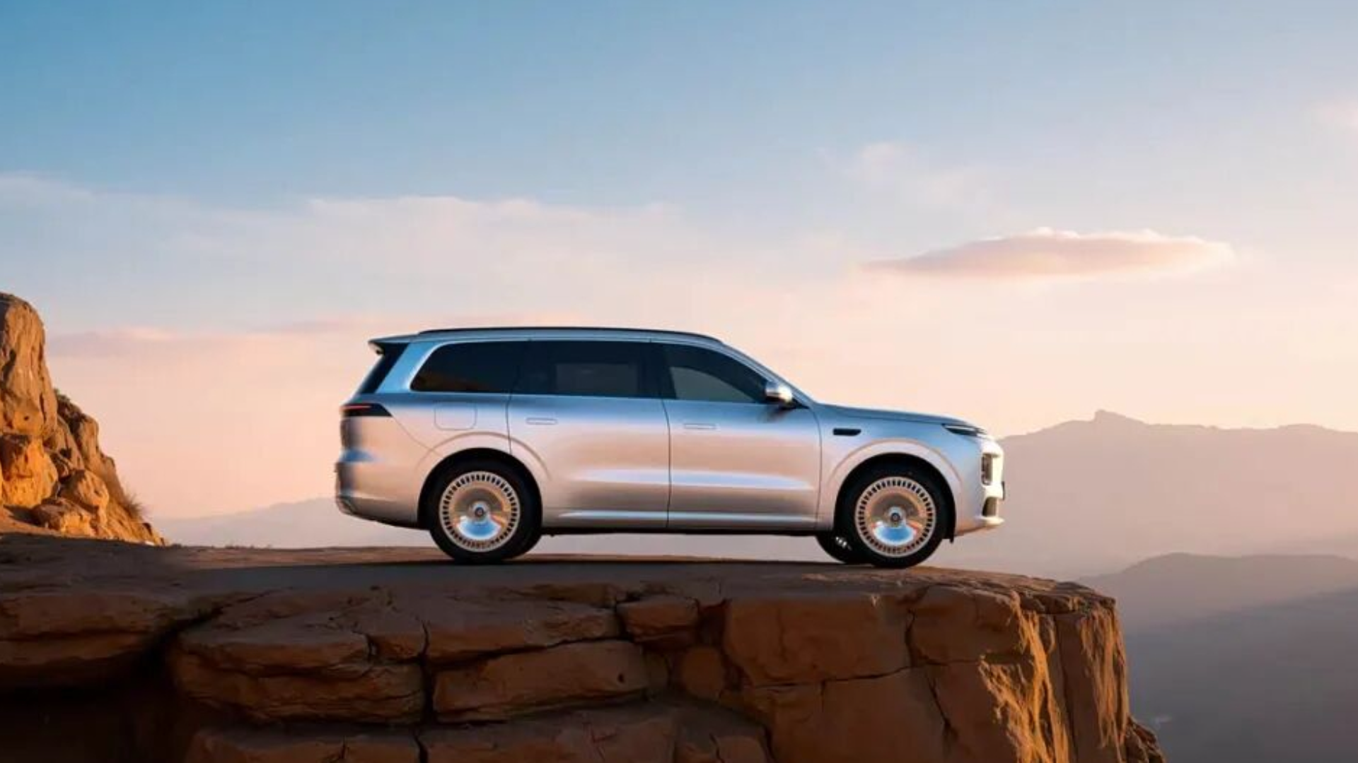 China’s 724 hp EV delivers 447 miles of range with massive 1000V charging architecture
