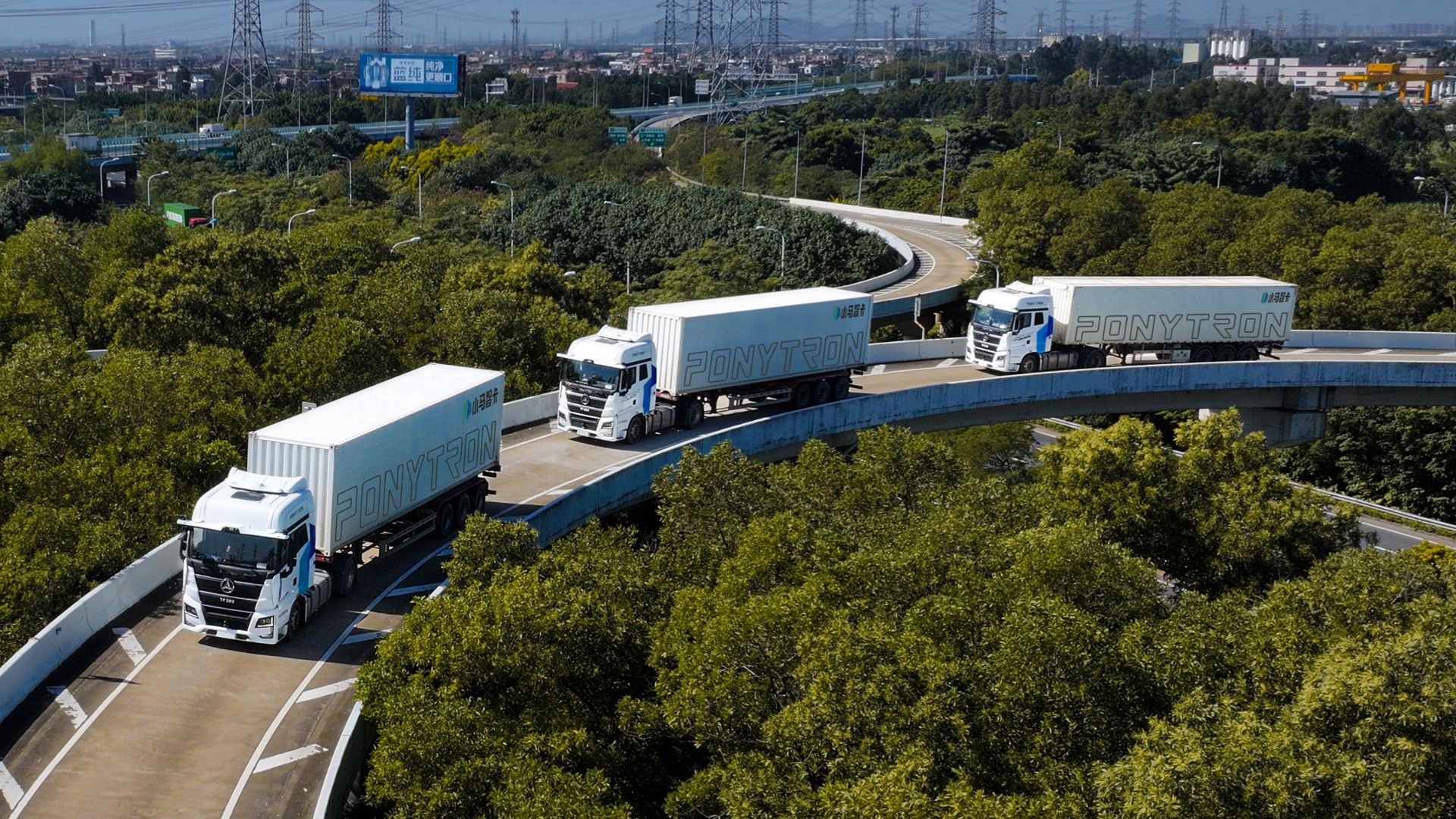 China’s new ​​autonomous electric truck platoon lets a driver operate five trucks