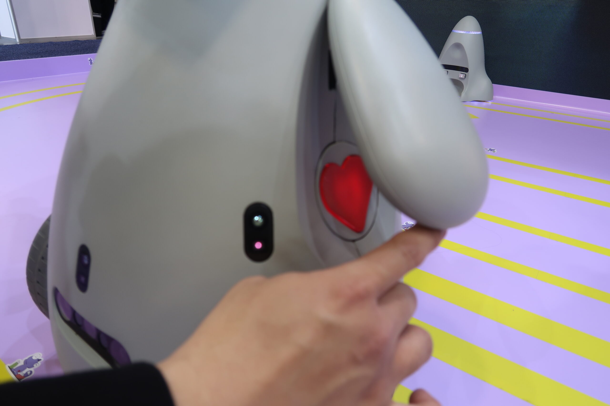 I can’t get over this goofy, long-necked ‘cyber pet’ robot at CES