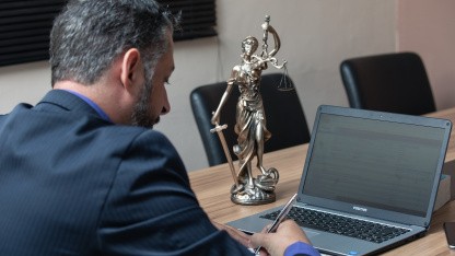 Legal-Tech-Software und KI: Investitionswille trifft auf Datenschutzbedenken