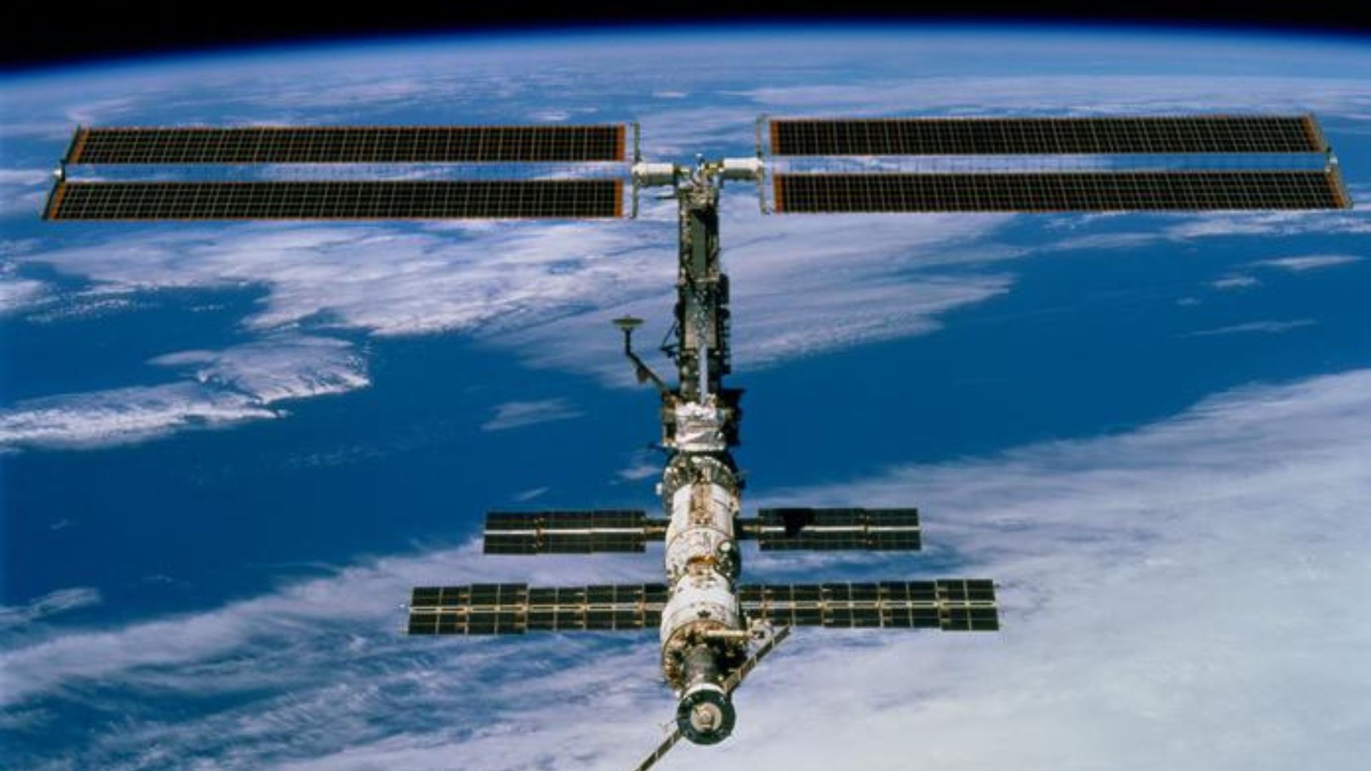 Microgravity on space station helps viruses beat drug-resistant bacteria, study shows