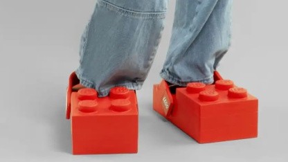Plastik trifft auf Plastik: Lego und Crocs bringen Schuh für 200 Euro