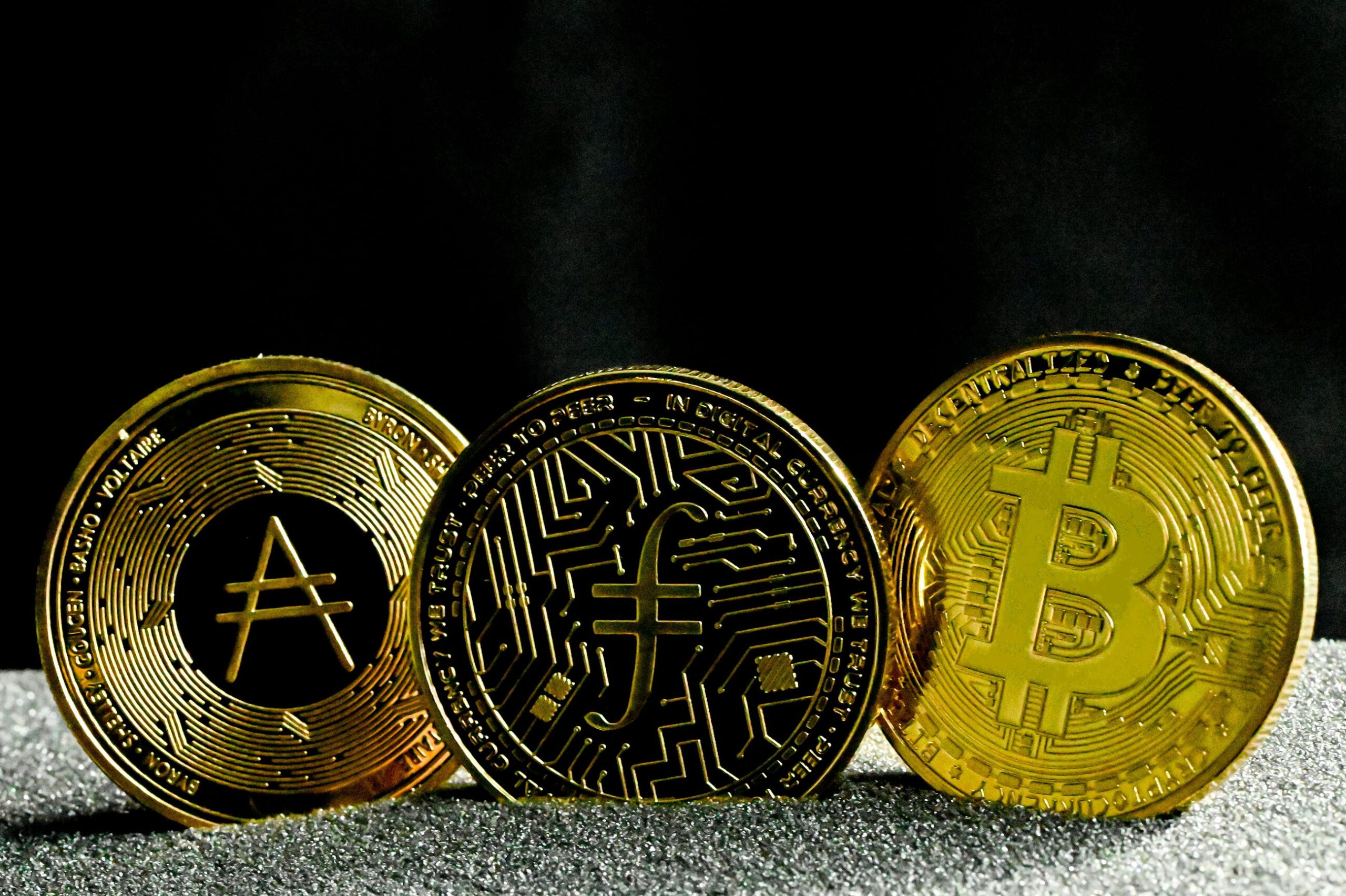 R Cryptocurrency: How Online Communities Shape Crypto Awareness