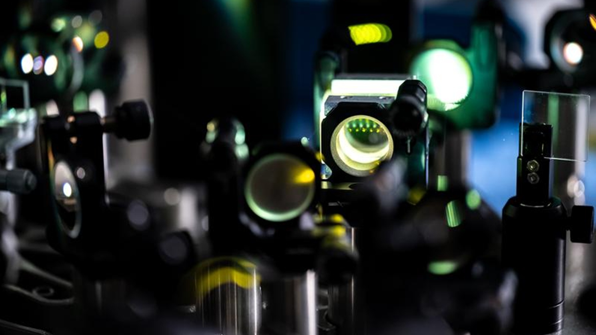 Tiny optical device switches light 10,000 times faster, promises faster computers