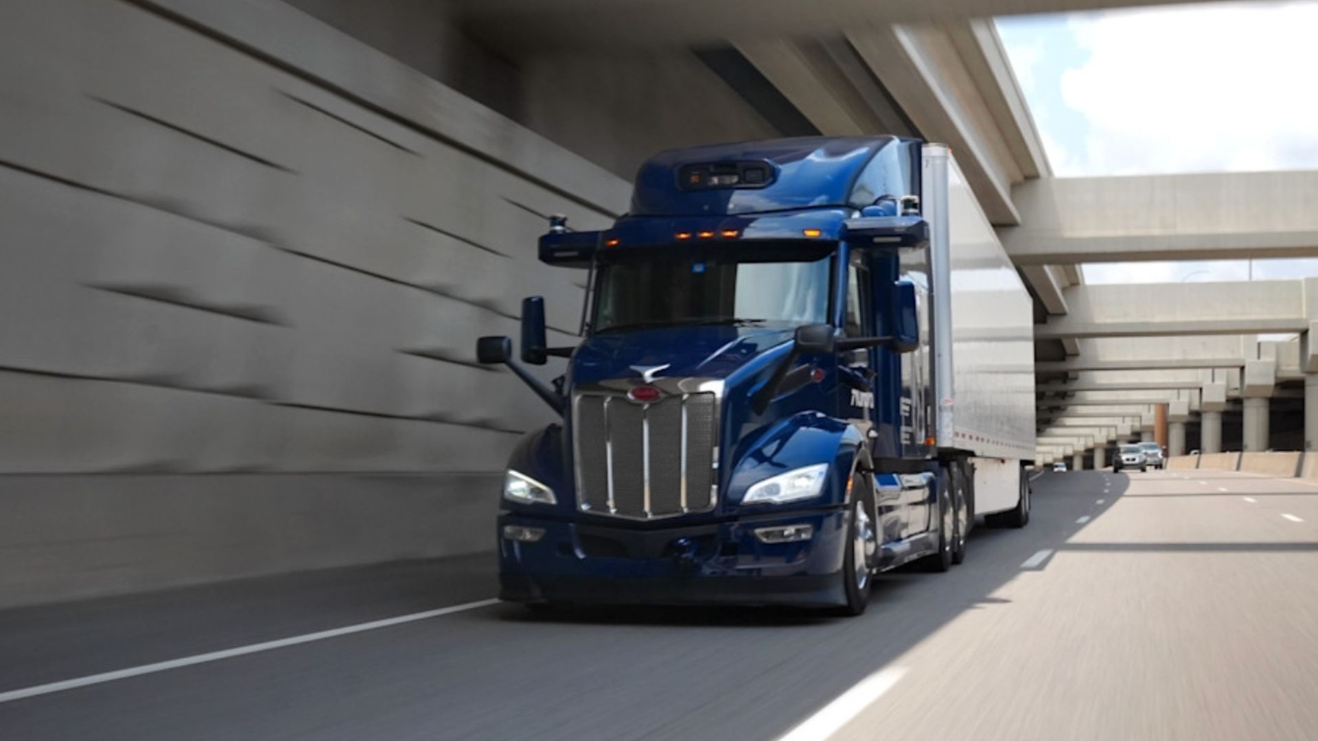 Aurora driverless trucks complete 1,000-mile freight run without stops in 15 hours