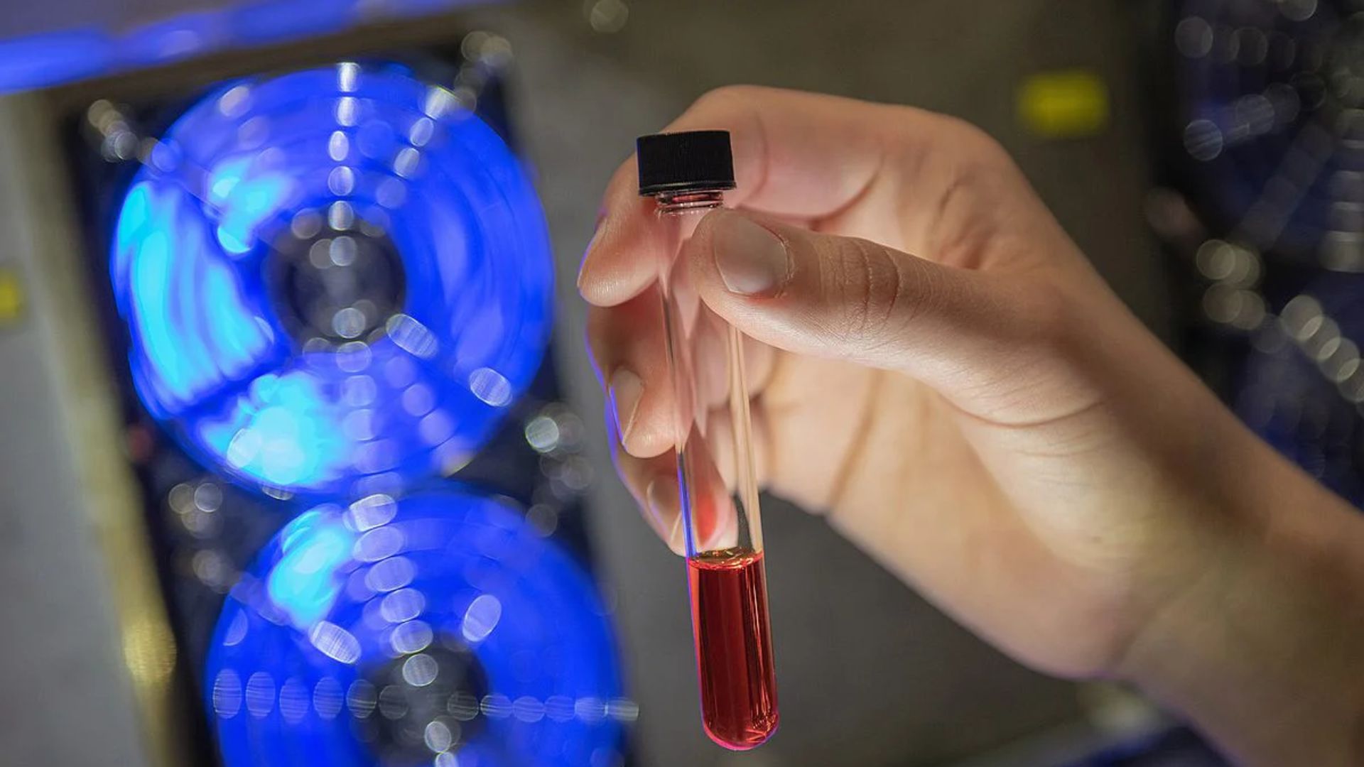 New battery recharges using sunlight, releases hydrogen on discharge with 72% efficiency