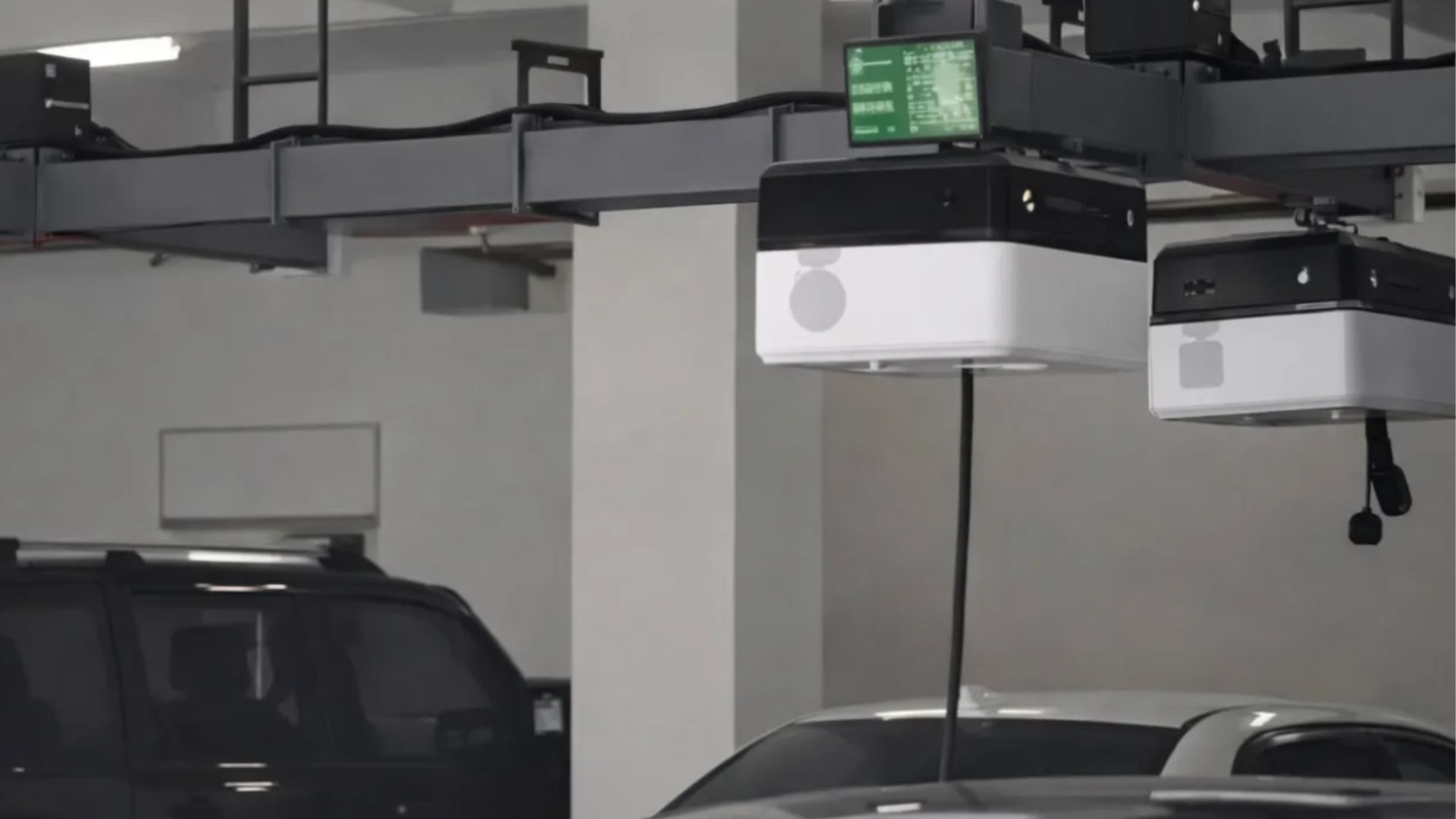 Video: China’s ceiling-mounted robotic arm that charges EVs in parking garages