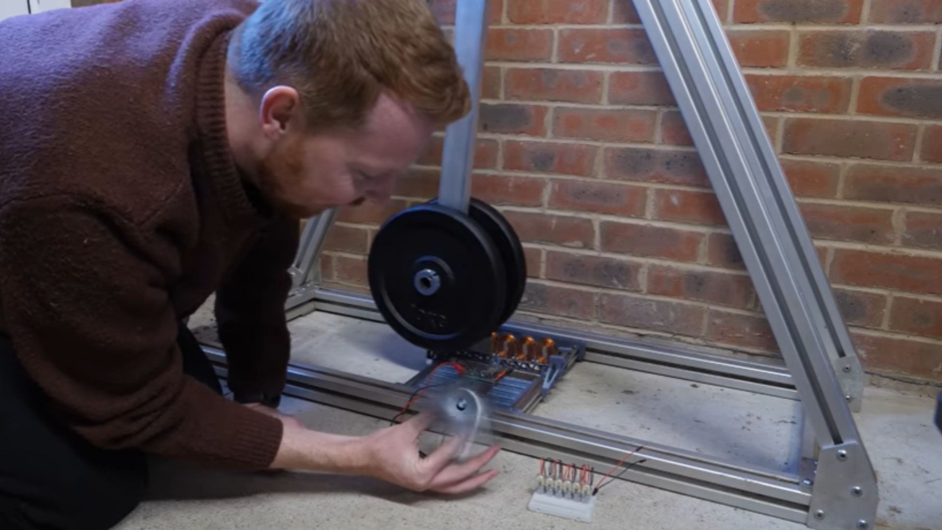 Video: Engineer turns swinging pendulum into a tiny battery that powers LEDs