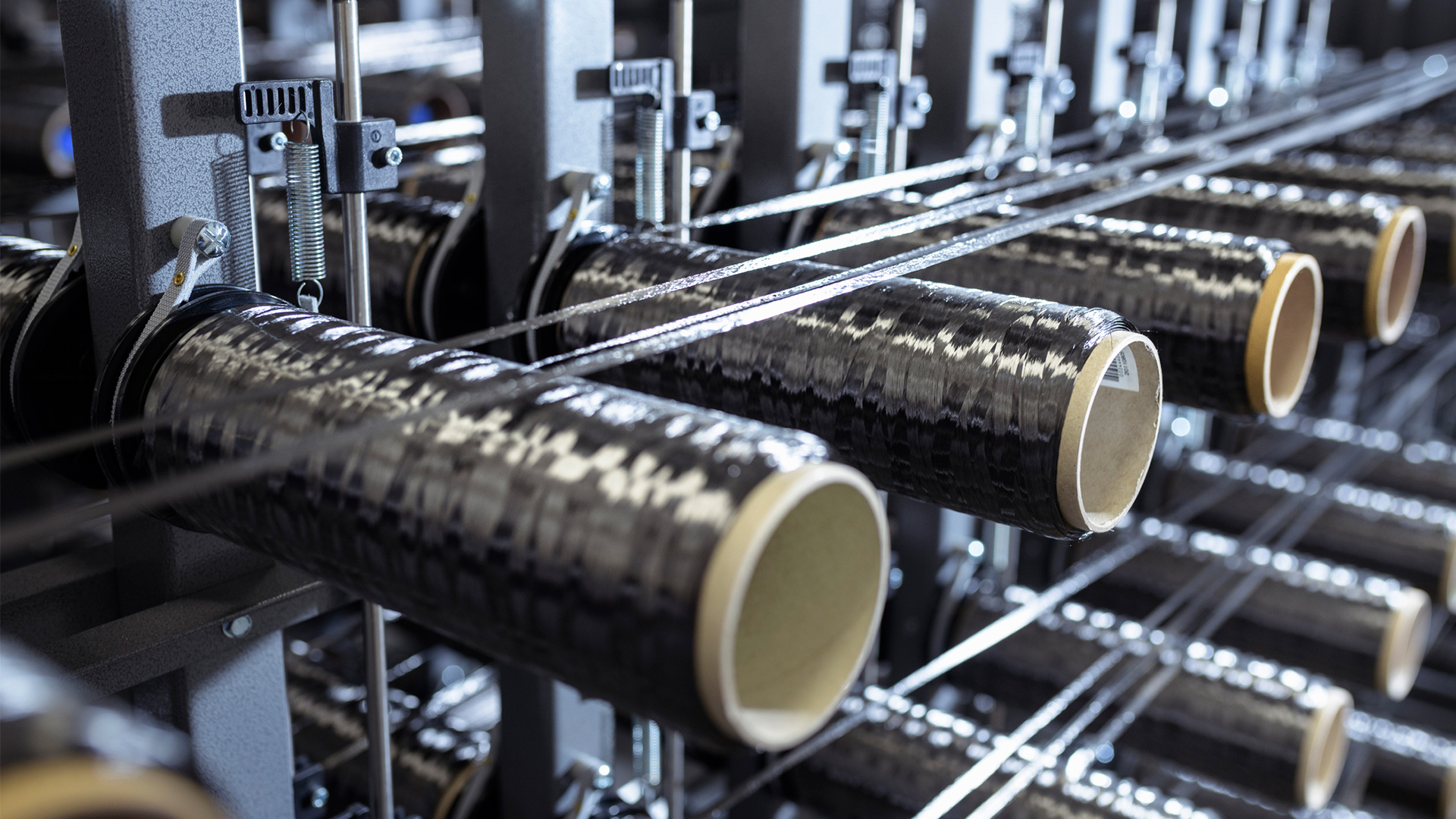 Voltage pulses allow hair-thin carbon fibers to move like microscopic tweezers