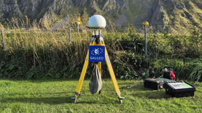 Anti-Jamming: Simple Antenne behält Satelliten fest im Blick